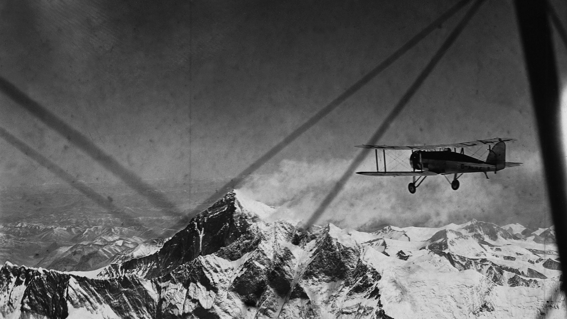 Fotografía tomada en la expedición de Sir Hamilton, en el centro, el monte Everest. (Photo by © Hulton-Deutsch Collection/CORBIS/Corbis via Getty Images)