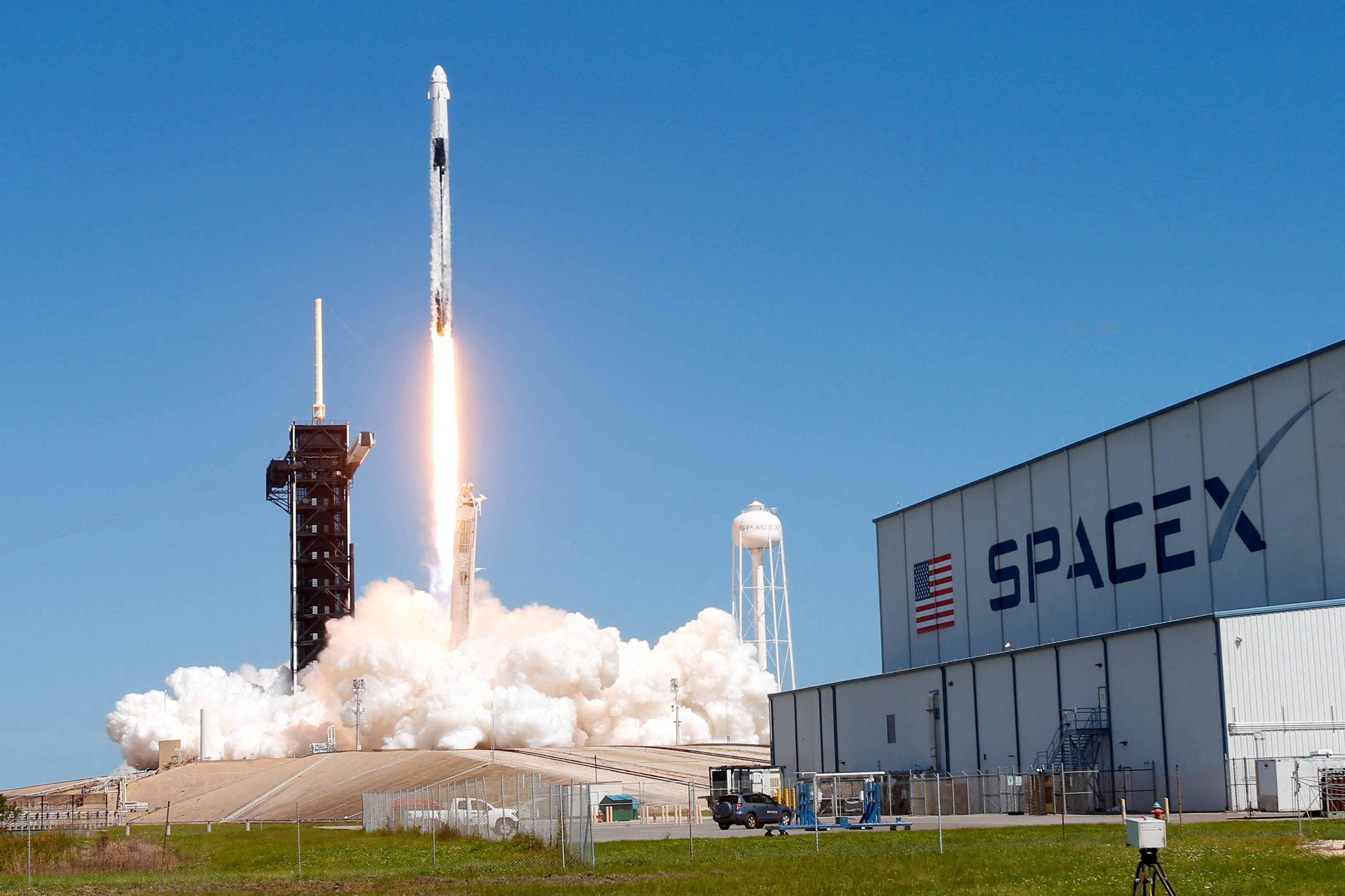 Un cohete SpaceX Falcon 9 con la cápsula Dragon se lanza desde Pad-39A en Crew 5 (REUTERS/Joe Skipper/File Photo)