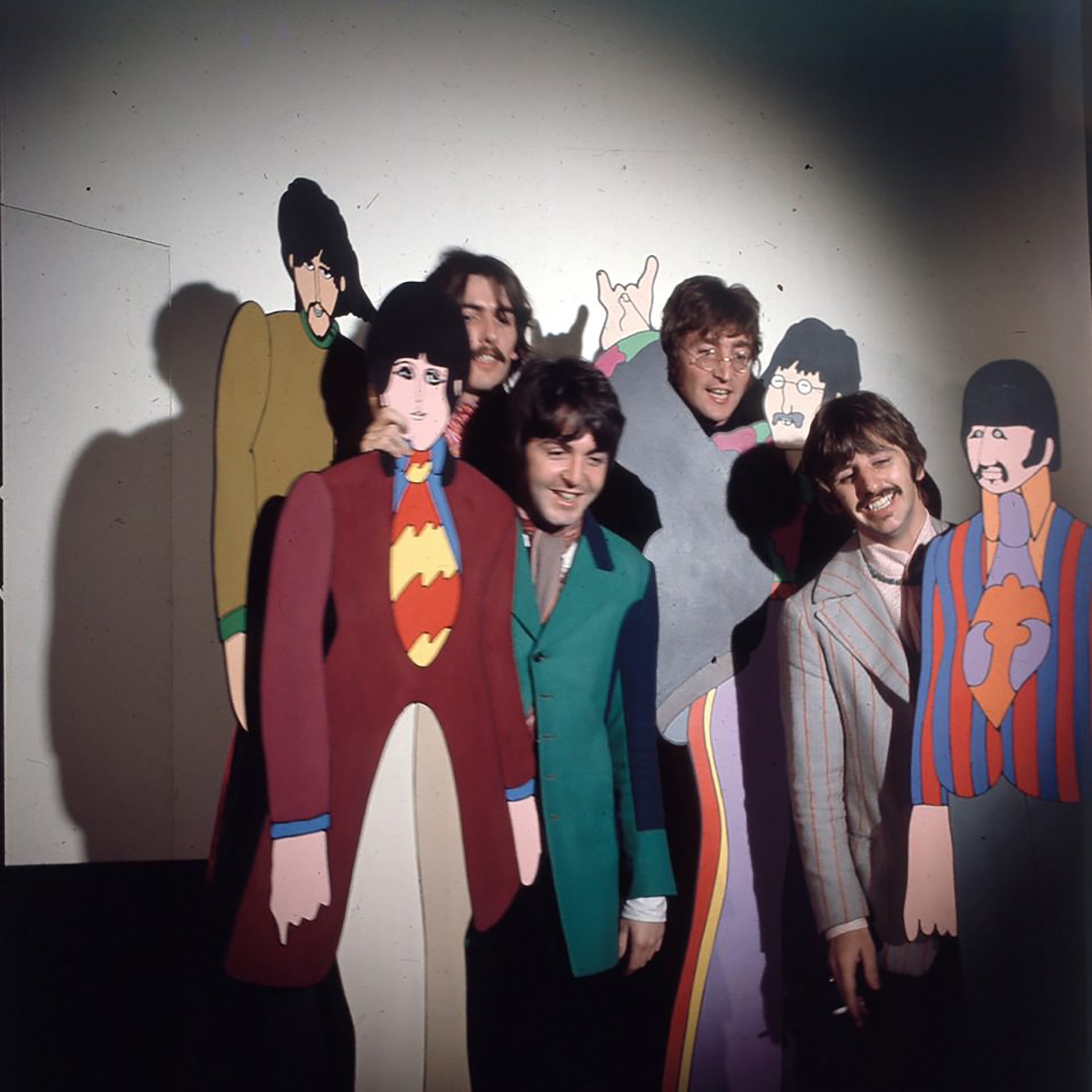 Los Beatles posan, en la premiere del film, con las figuras de cartón de los personajes que los representan en la película (Photo by Mark and Colleen Hayward/Getty Images)