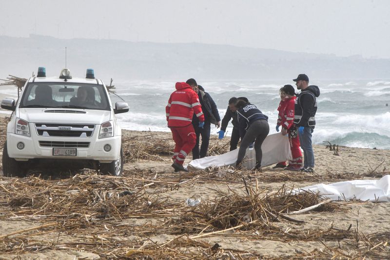 Rescatistas recuperan un cuerpo después de que un bote de migrantes naufragara (Reuters)
