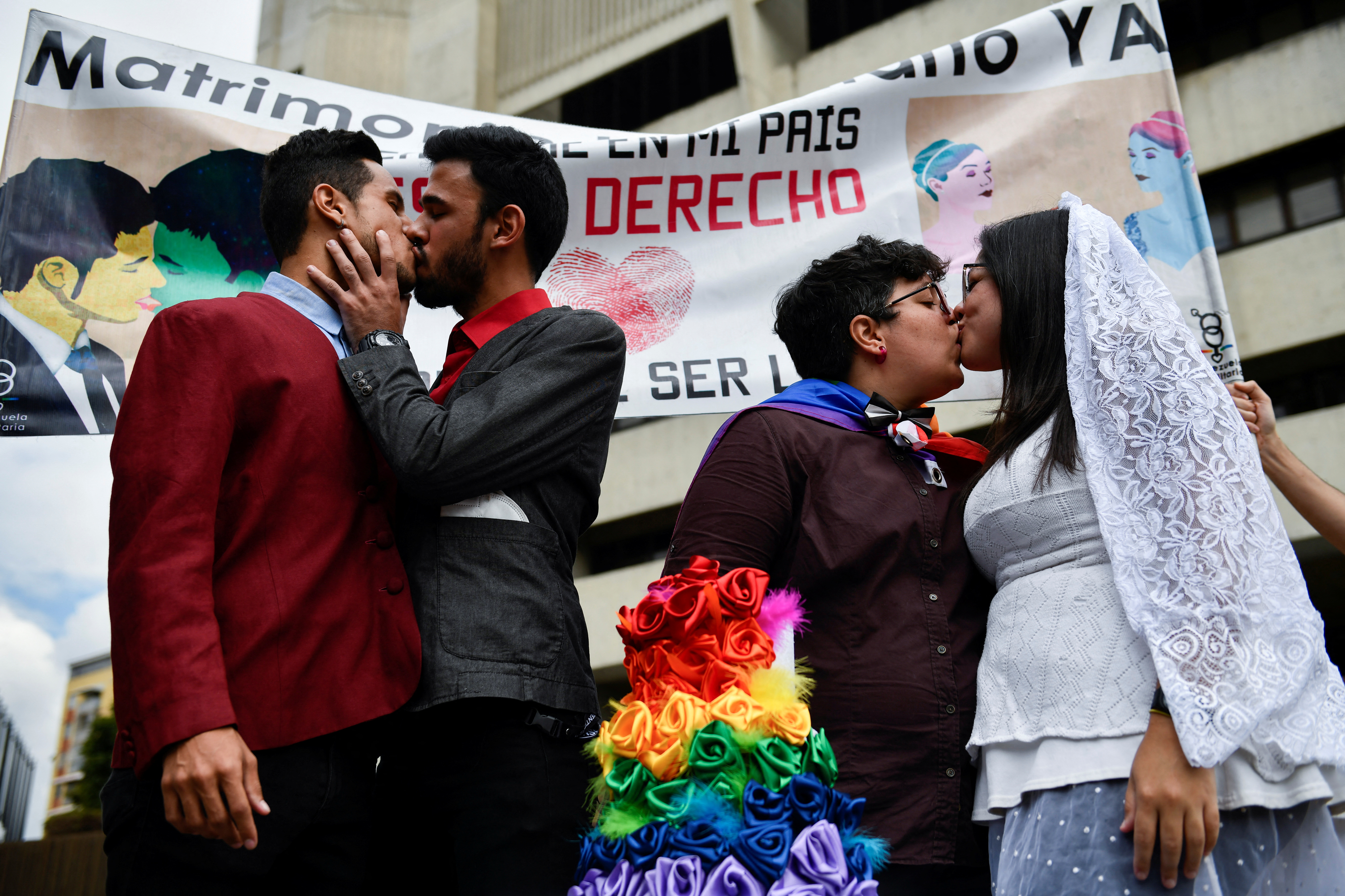 Miembros de la comunidad LGBT+ en Venezuela exigen con un beso la sanción del matrimonio igualitario en una protesta reciente (REUTERS/Gaby Oraa NO RESALES. NO ARCHIVES)