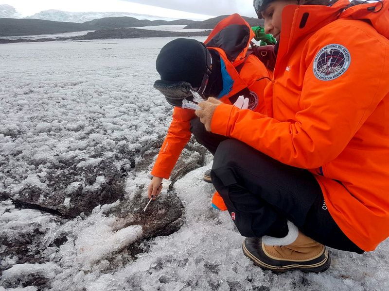 Científicos argentinos Mariela Torres y Nathalie Bernard toman muestras de suelo antártico para su proyecto de uso de microorganismos nativos para limpiar polución de combustibles y, potencialmente, de plásticos en la Antártida. 30 de enero, 2022 (Florencia Brunetti/Handout via REUTERS)