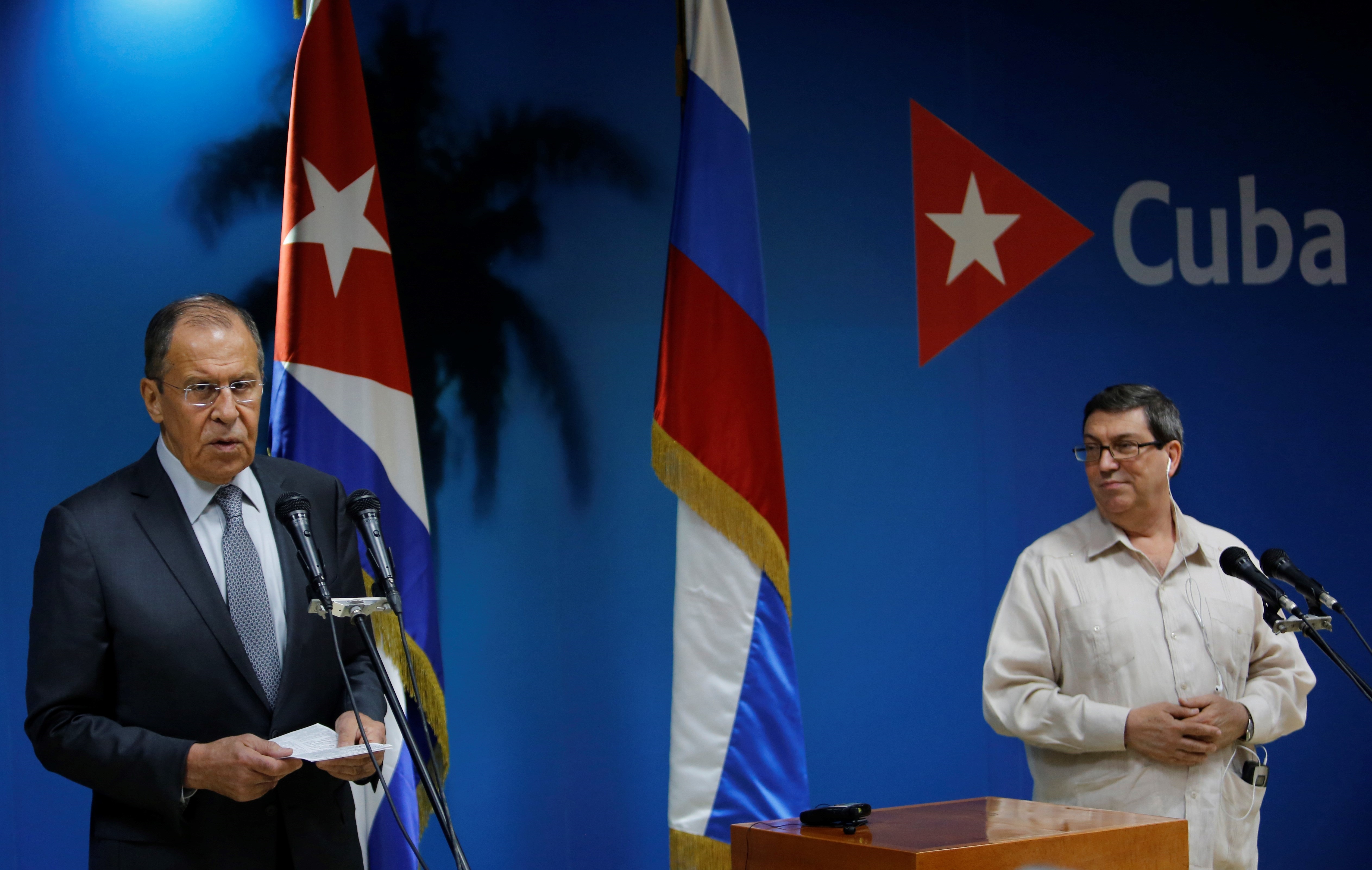 El ministro de Relaciones Exteriores de Rusia, Serguei Lavrov, junto a su homólogo cubano, Bruno Rodríguez Parrilla en La Habana (EFE/Yander Zamora)
