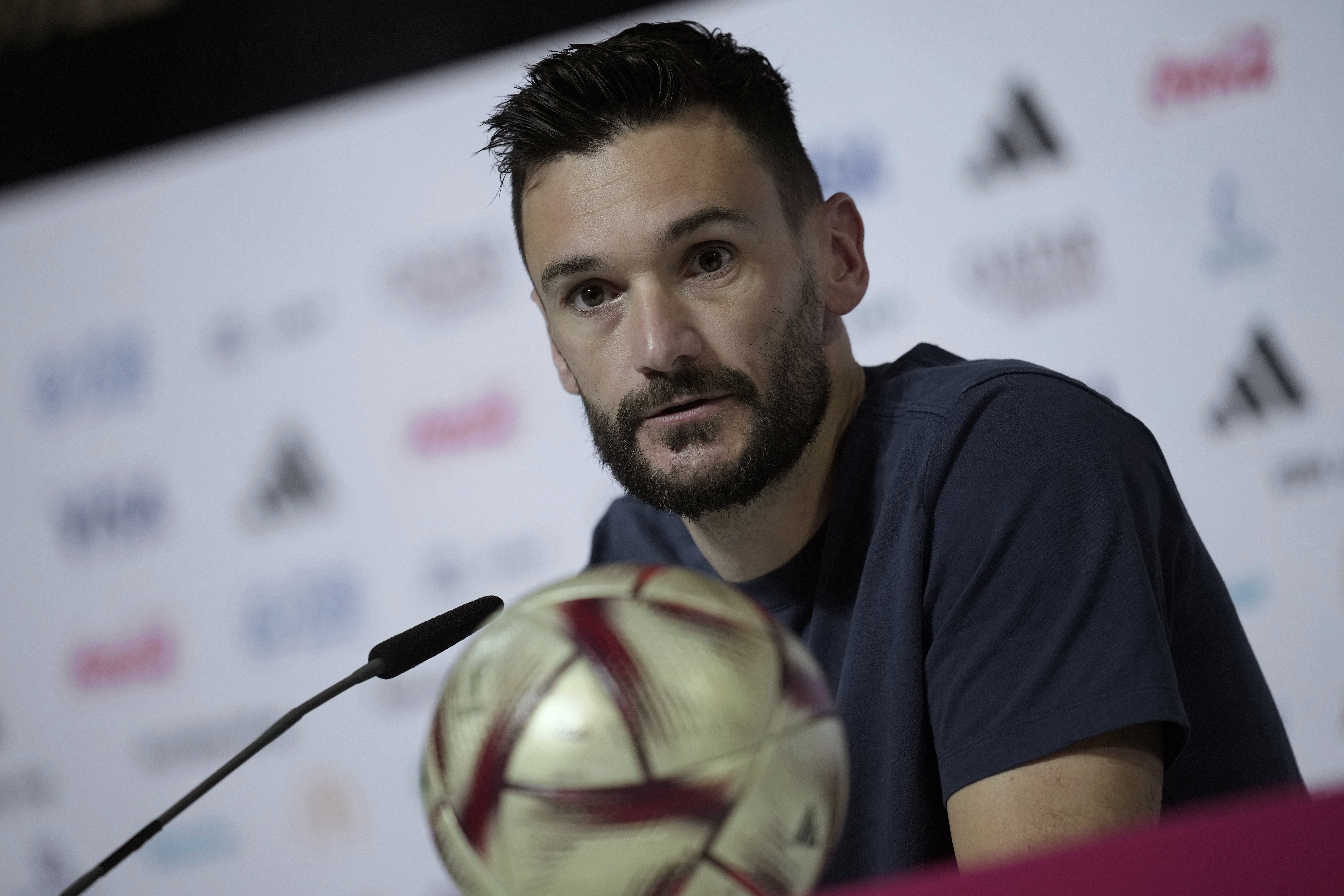 El arquero de Francia habló sobre la pelea con el Cuti Romero en la final del Mundial y dio detalles de la polémica salida de Benzema de Qatar