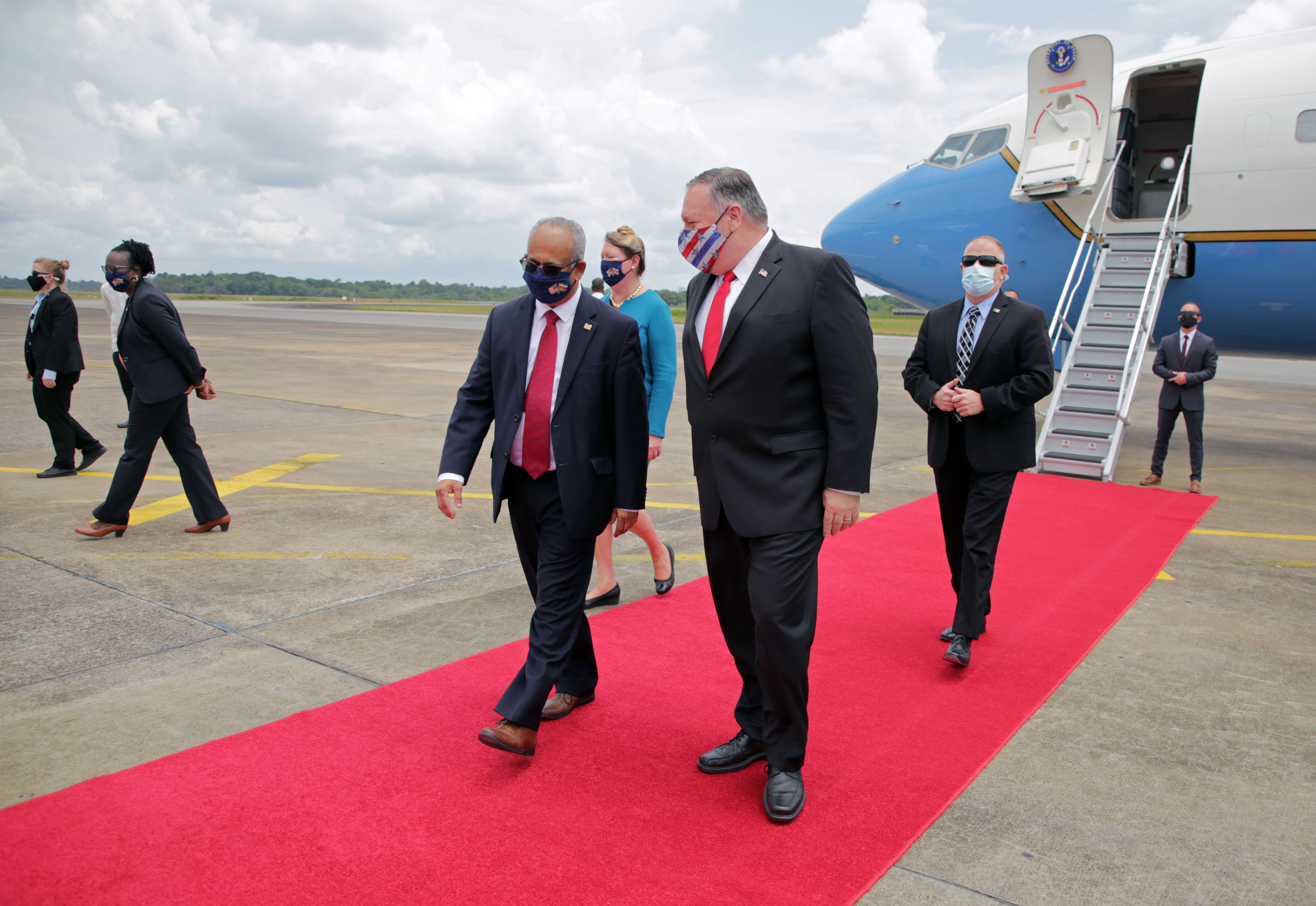 Pompeo junto al ministro de Relaciones Exteriores de Surinam, Albert Ramdin. Foto: REUTERS/Ranu Abhelakh
