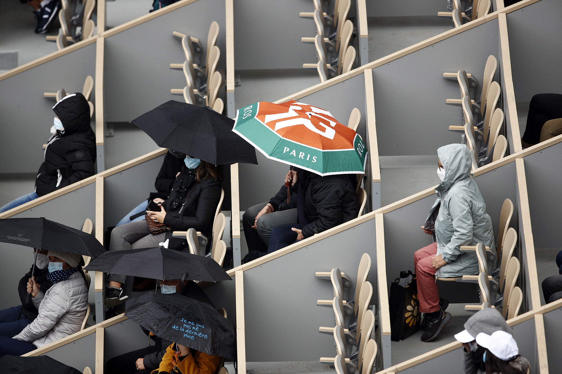 El poco público presente disfrutó del triunfo de Podoroska ante Elina Svitolina (EFE/EPA/YOAN VALAT)