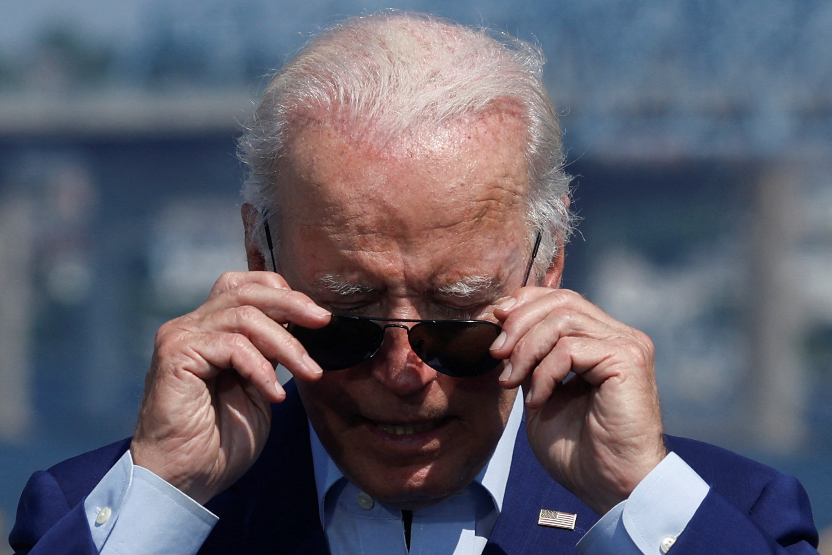 El presidente Joe Biden se ajusta sus anteojos de sol (Reuters/archivo)