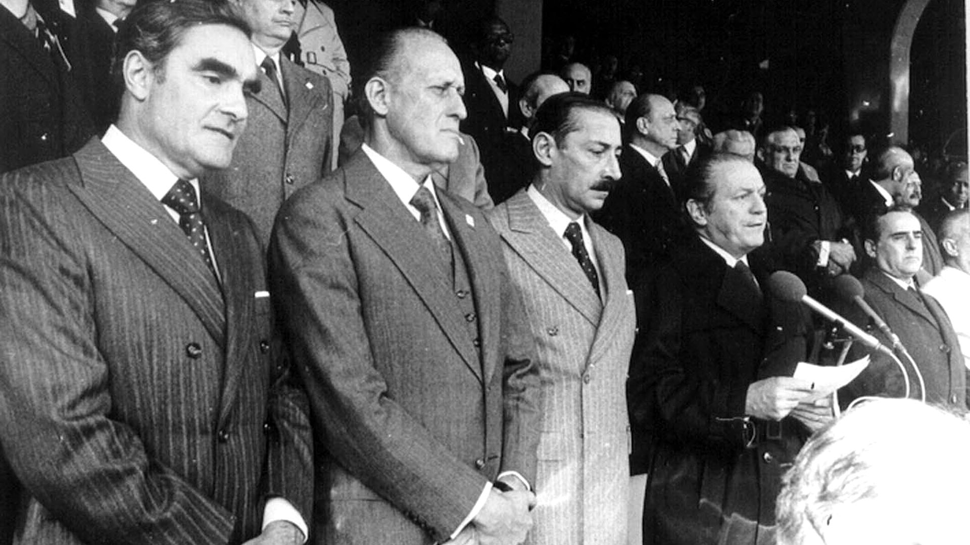 Los genocidas Eduardo Massera y Jorge Rafael Videl, miembros de la Junta Militar, junto a Joao Havelange y Alfredo Cantilo, presidente de la AFA, en la inauguración del Mundial 78 (DyN)
