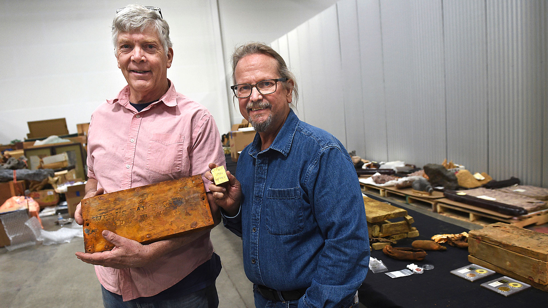 Fred Holabird, izquierda, y Bob Evans posan con artefactos del S.S. Central America  (Jason Bean / The Reno Gazette-Journal a través de AP, archivo)

