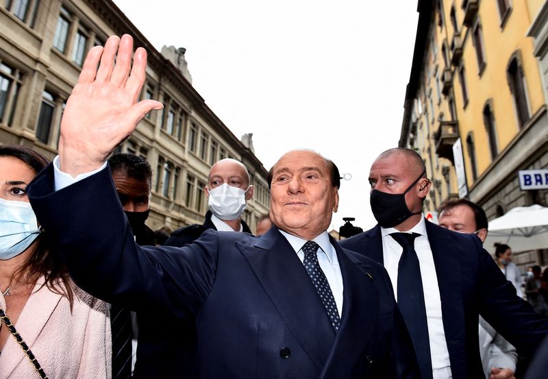 FOTO DE ARCHIVO: El que fuera primer ministro de Italia, SIlvio Berlusconi, en Milán, Italia, el 3 de octubre de 2021 (REUTERS/Flavio Lo Scalzo)
