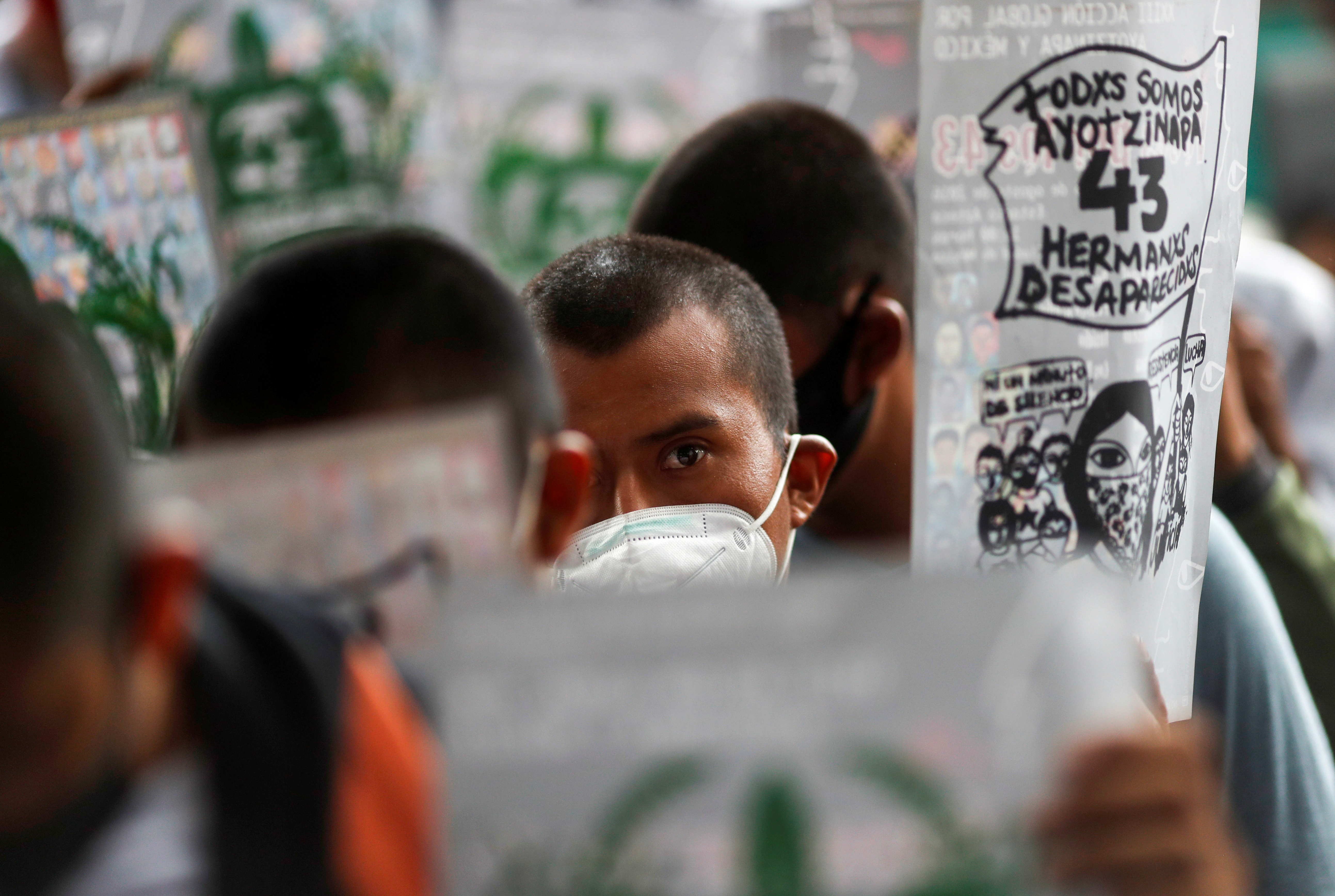 Estudiantes de la Escuela Normal Rural de Ayotzinapa sostienen carteles durante una protesta frente a la Fiscalía General antes del sexto aniversario de la desaparición de 43 estudiantes, en la Ciudad de México, México, 25 de septiembre de 2020.