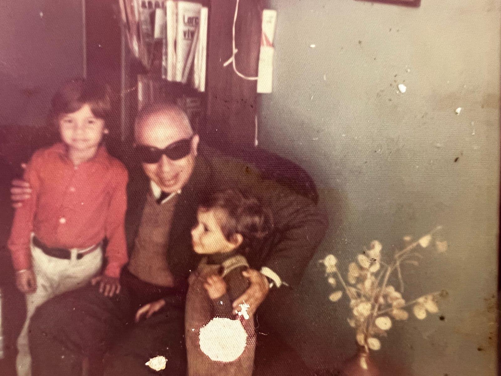 Rodrigo Lussich junto a su abuelo Titito (Joaquín) y su hermana Fernanda