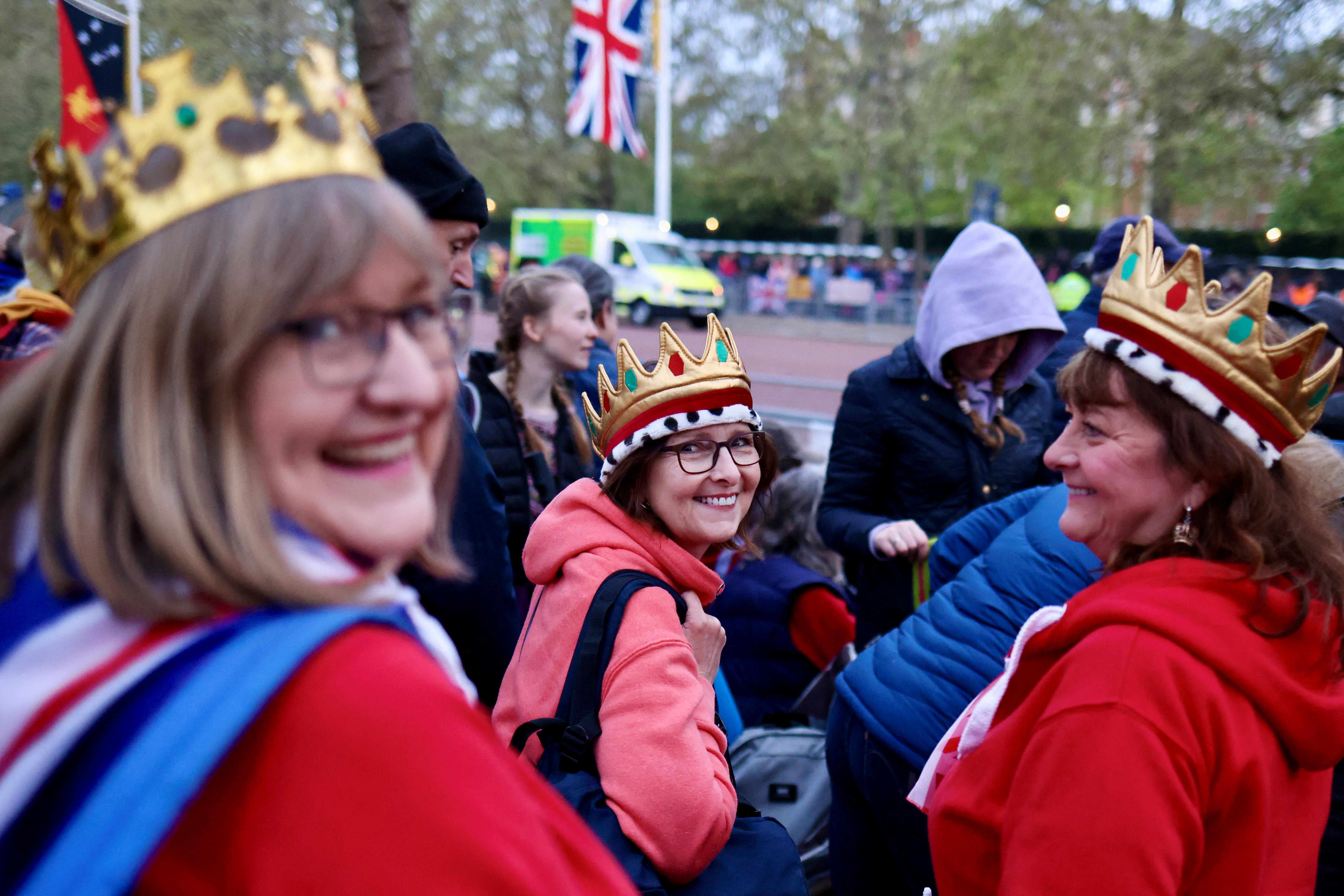 En fotos: cientos de británicos comienzan a colmar las calles de Londres a la espera de su nuevo rey