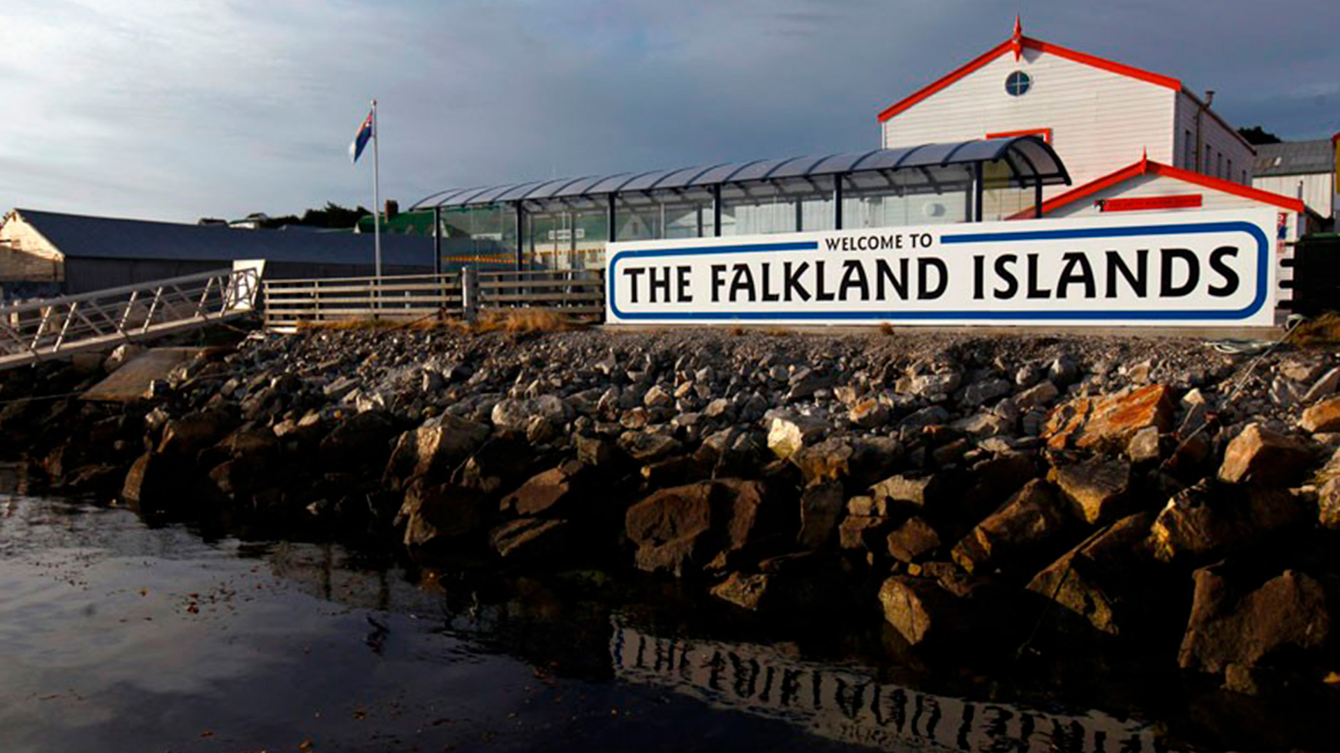 Los británicos llaman "Falklands" a las islas Malvinas reclamadas por Argentina