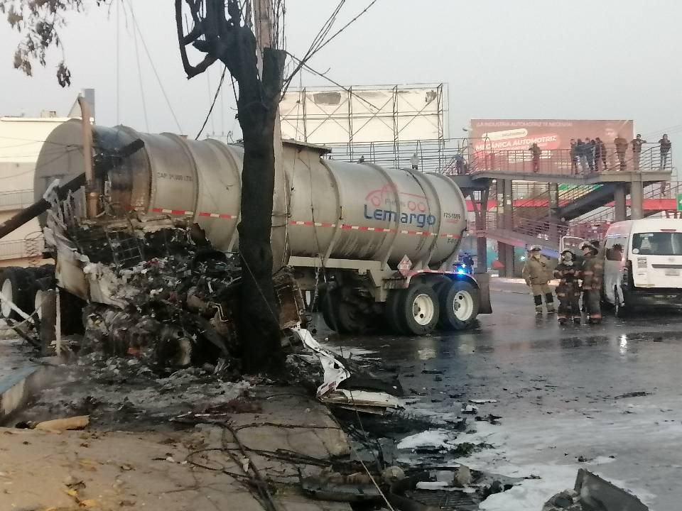 Brutal Accidente En Edomex Una Pipa De Doble Remolque Se Incendió Tras Chocar Contra Una Combi 7879