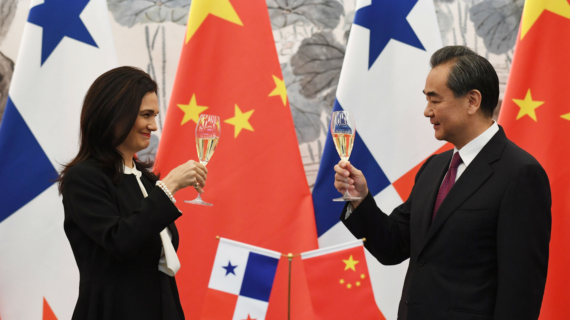 La vice presidente de Panamá y ministra de Exteriores Isabel de Saint Malo y el canciller chino Wang Yi brindan tras firmar un acuerdo (Reuters)
