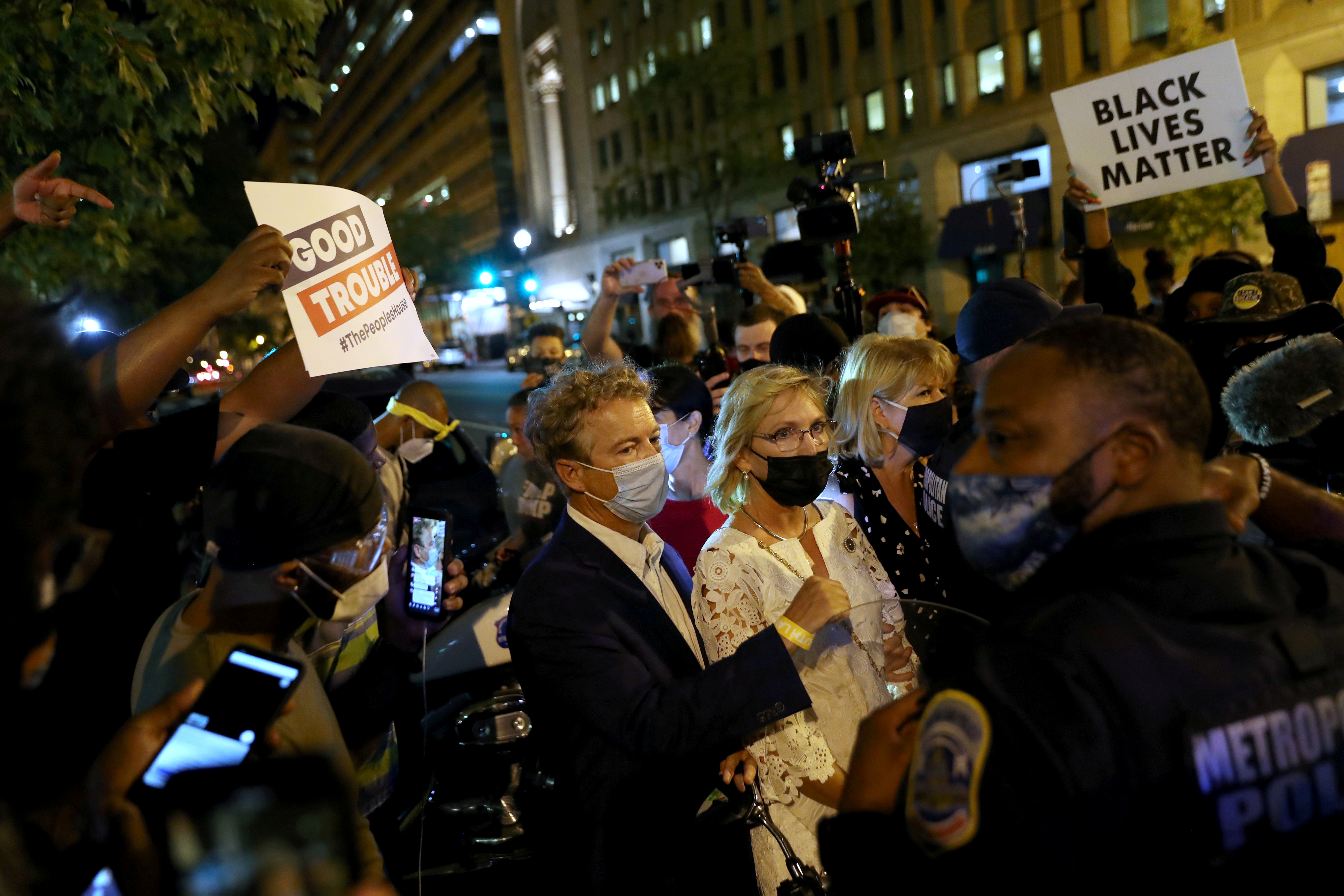 El senador Rand Paul es confrontado por manifestantes a su salida de la Casa Blanca. REUTERS/Leah Millis  REFILE - CORRECTING DATE