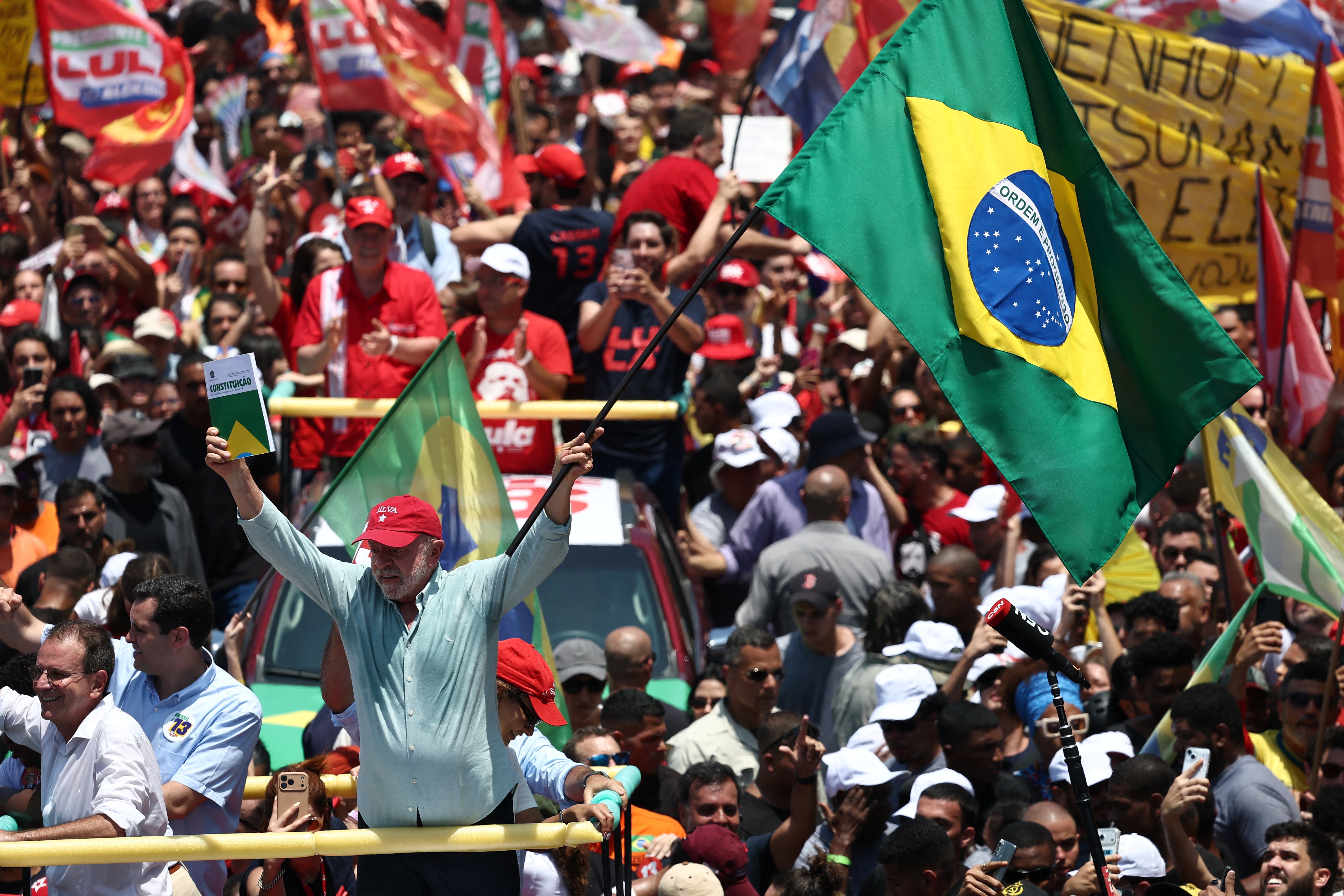 Lula da Silva encabezó un masivo acto en Río a un día del balotaje en Brasil: "Vamos a ganar las elecciones"