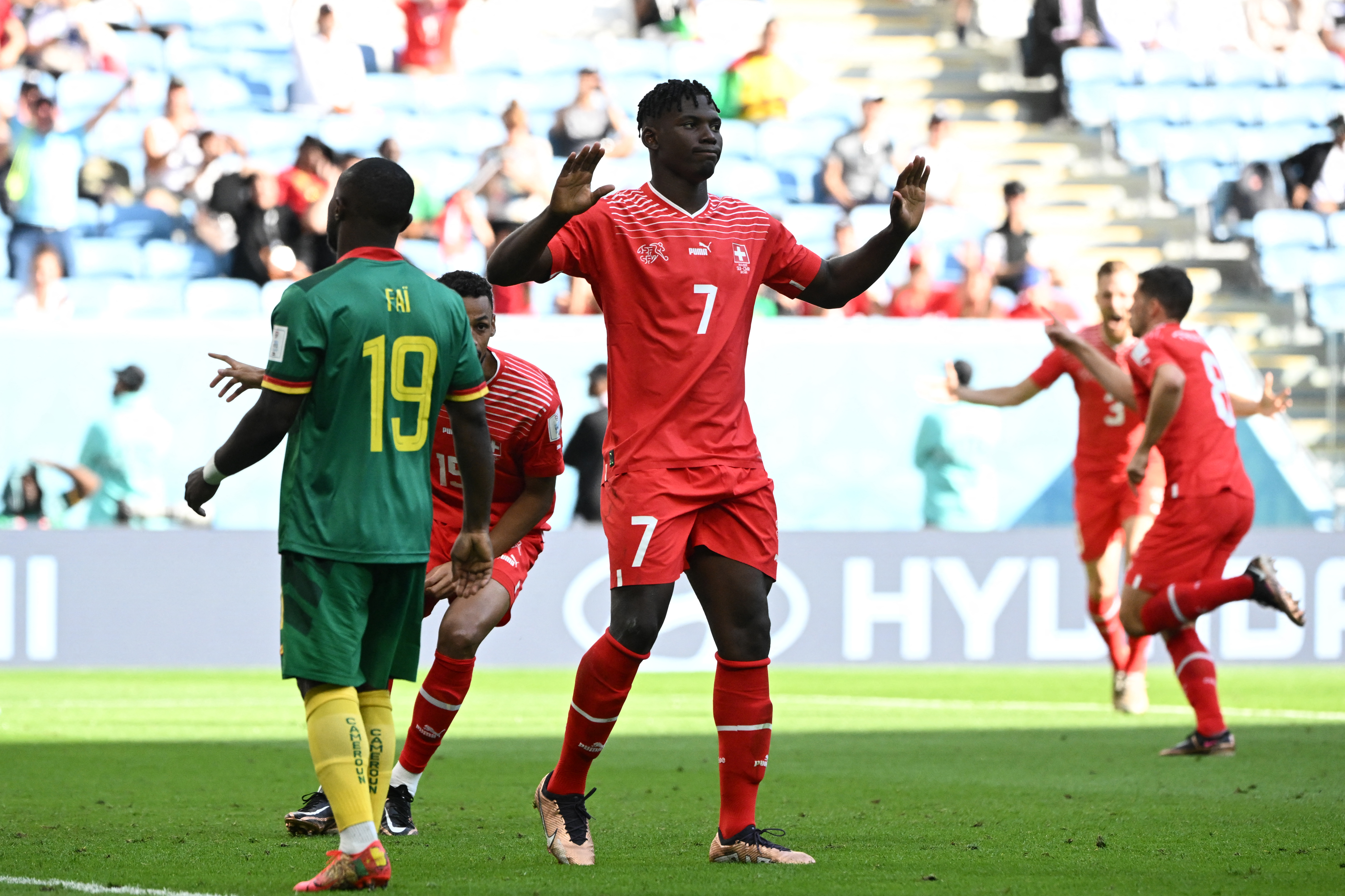 Embolo pidió disculpas tras convertirle un gol a Camerún en el Mundial (AFP)