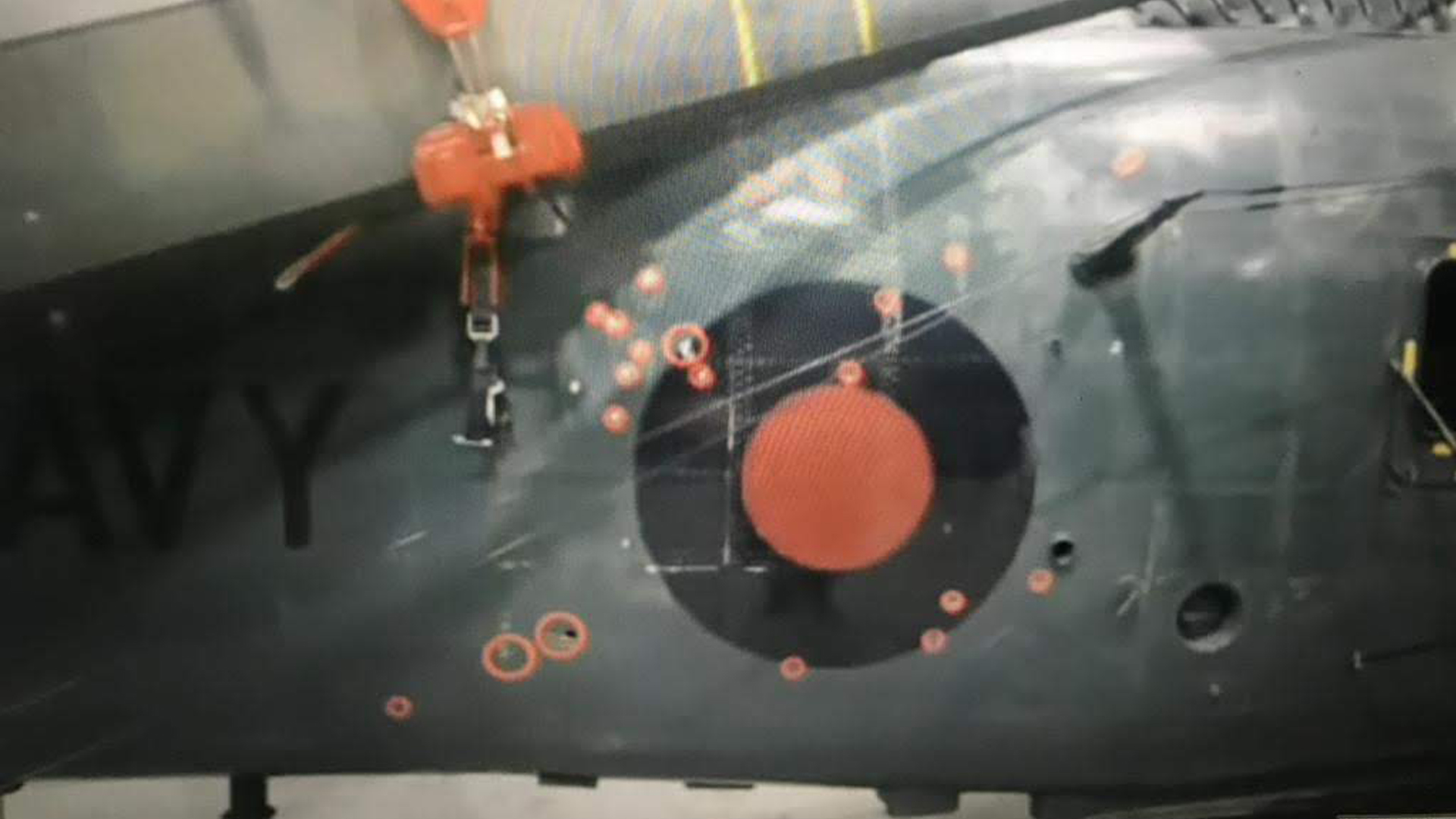 Imagen de parte del fuselaje de uno de los helicópteros ingleses ametrallado por los fusileros que lo enfrentaron desde la vela del submarino. Gentileza almirante Daniel Martin.