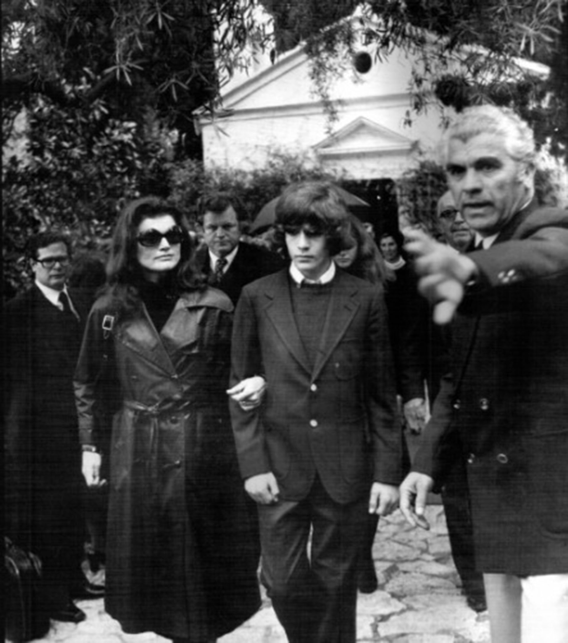 Jaralampos (izquierda), en el entierro de Aristóteles Onassis. En el centro de la foto Jackie Kennedy y su hijo John John