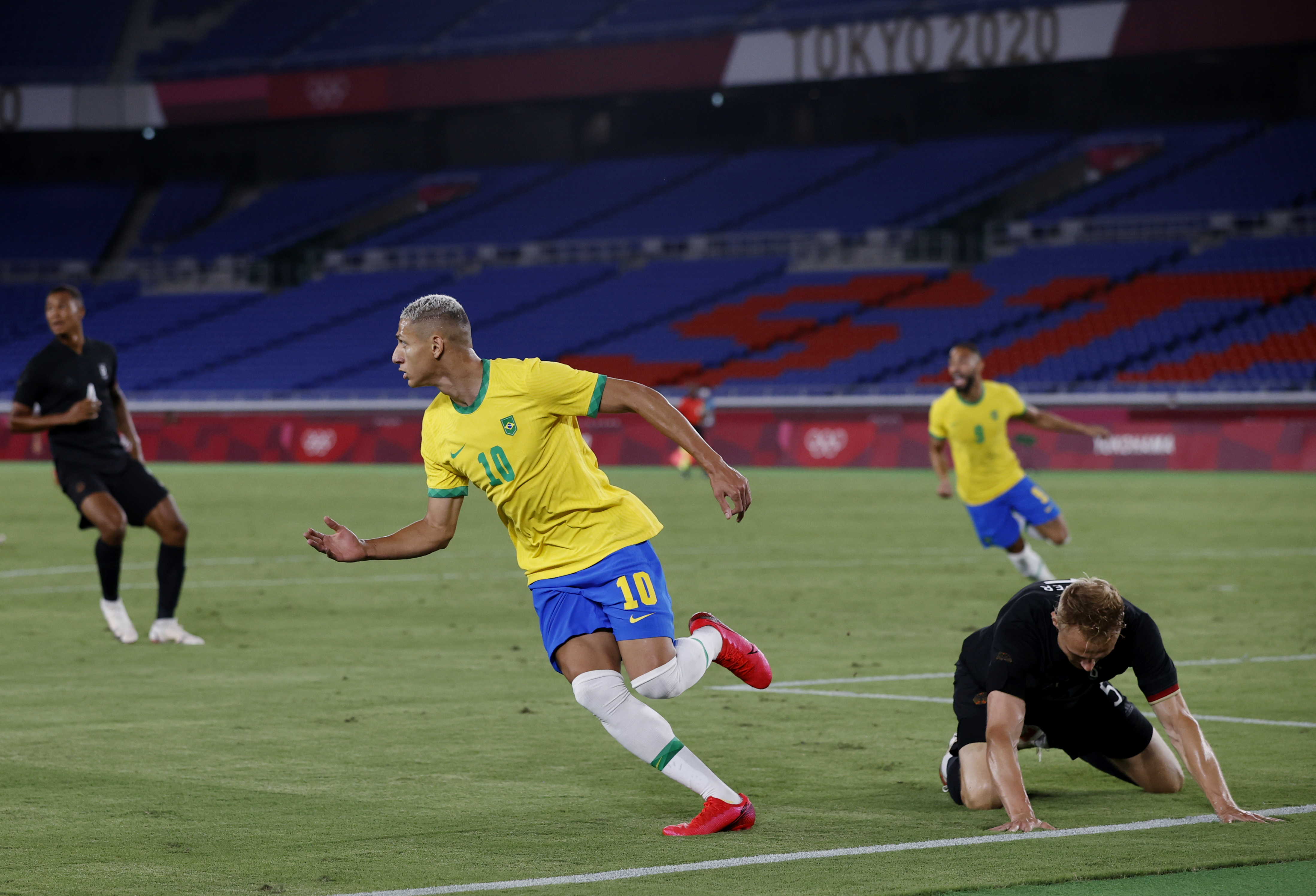 Gran inicio de Brasil en su defensa del título en el fútbol masculino de Tokio 2020: le ganó a Alemania con tres goles de Richarlison