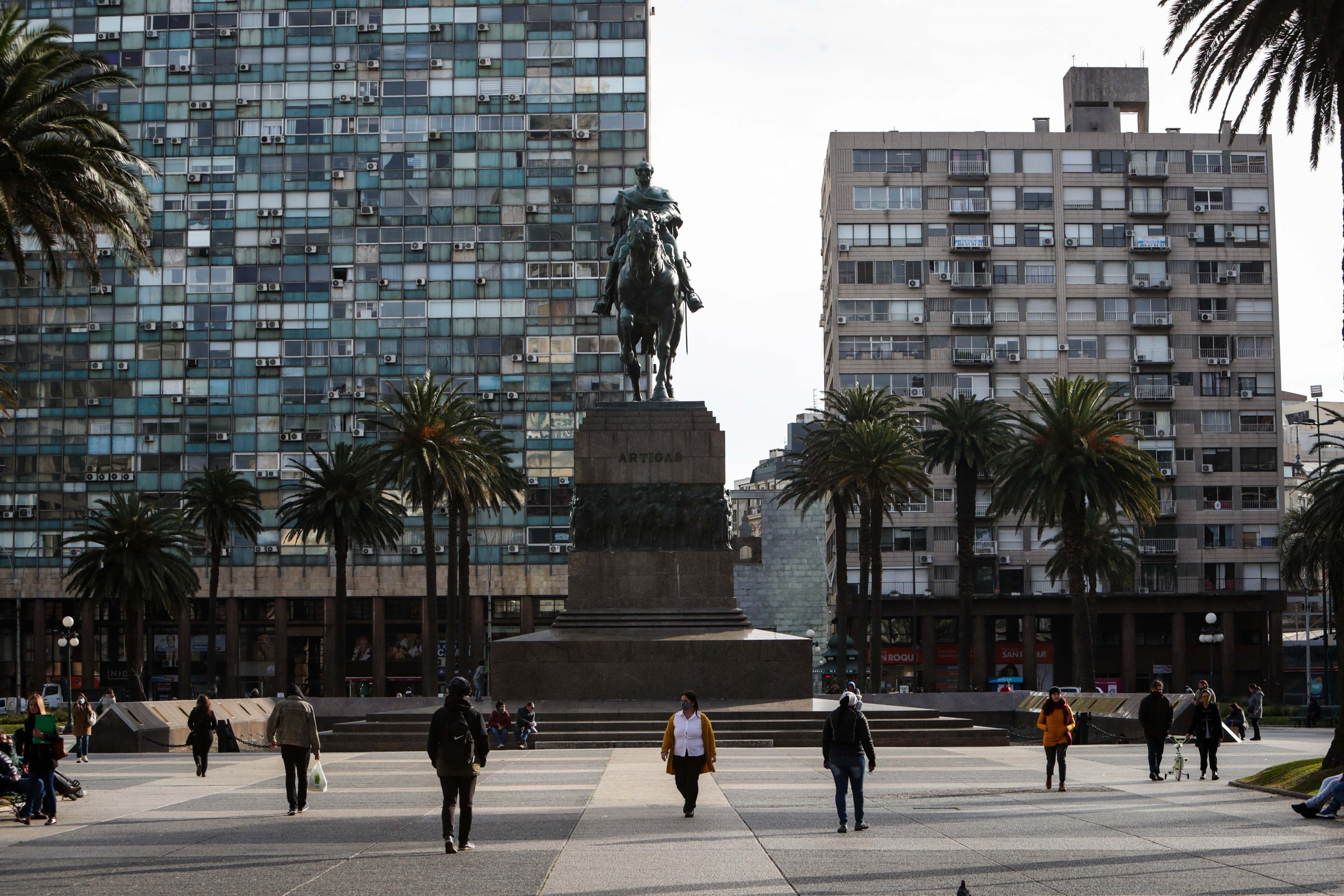 Personas con tapabocas caminan en la Plaza Independencia de Montevideo (Uruguay). EFE/Federico Anfitti/Archivo
