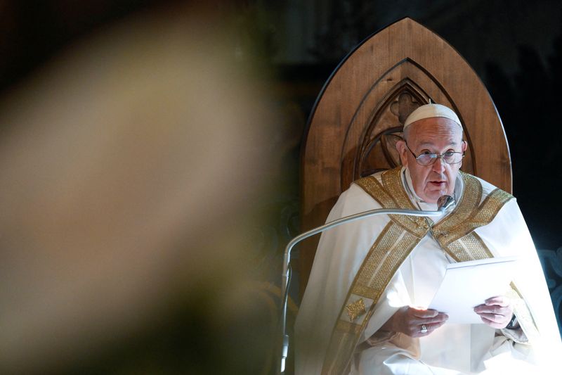 FOTO DE ARCHIVO: El papa Francisco celebra una misa en la Catedral de Asti, en Asti, Italia. 20 de noviembre, 2022. Vatican Media/Handout vía REUTERS