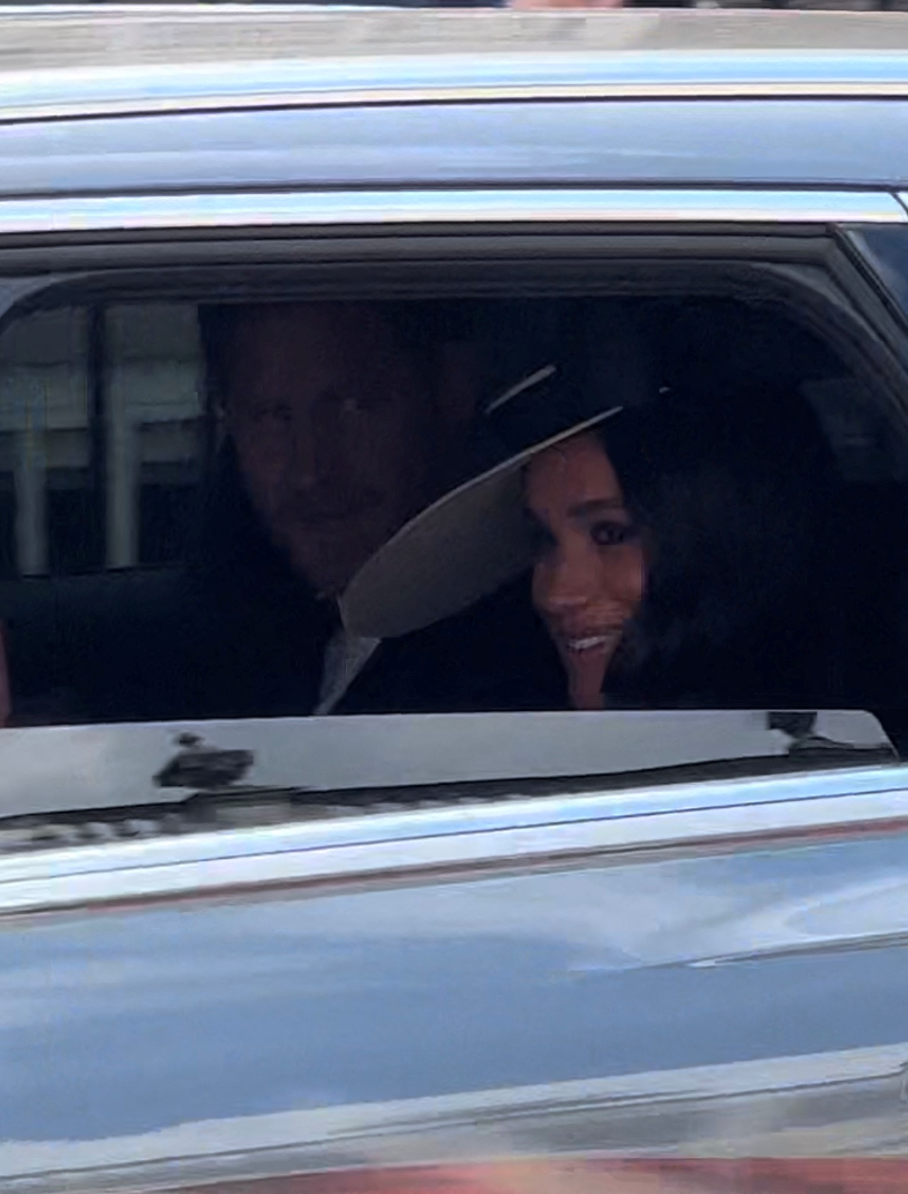 El príncipe Harry de Gran Bretaña y Meghan, duquesa de Sussex, en un automóvil, en Londres (Reuters)