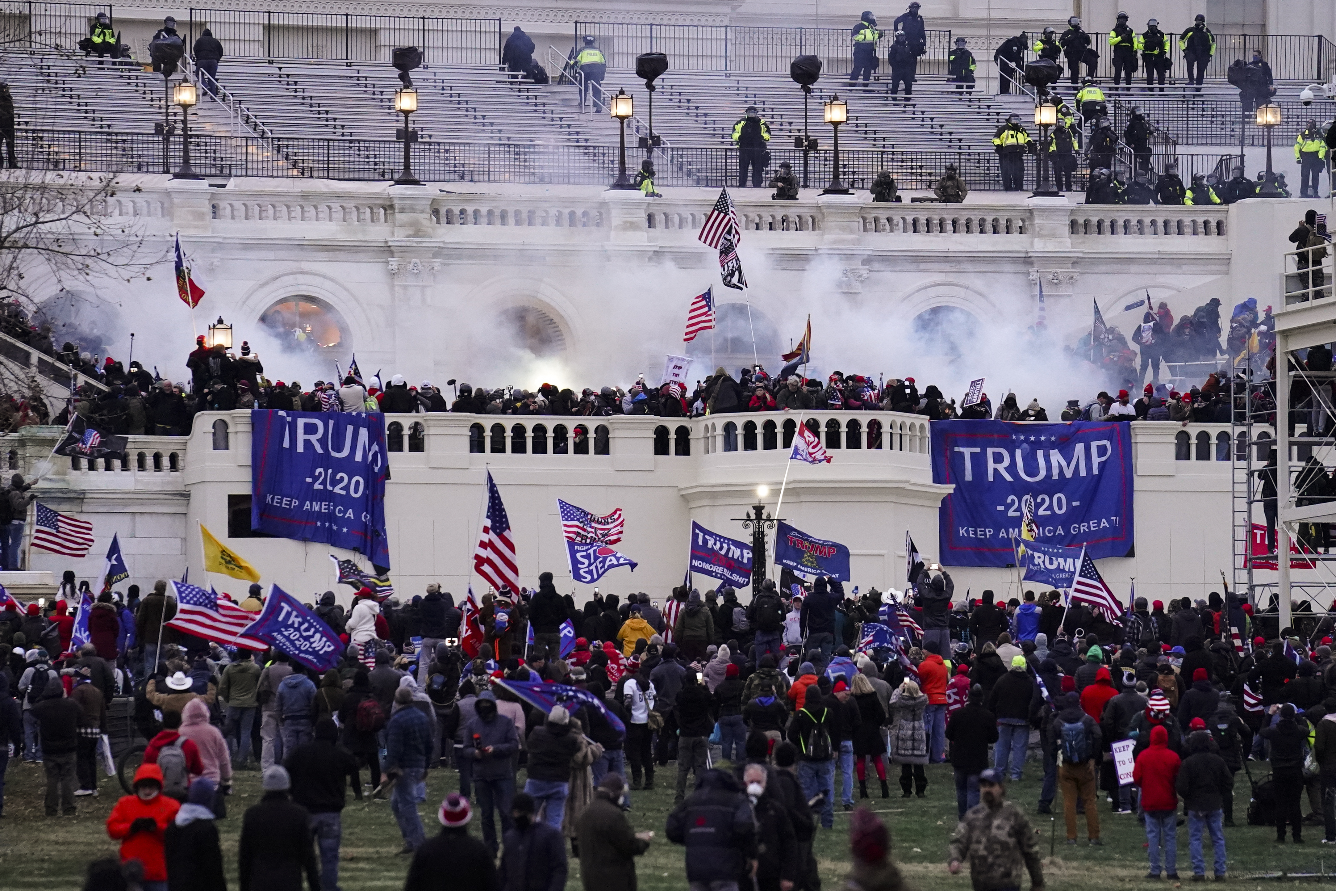 Una escena de la turba que asaltó al Capitolio de Estados Unidos en Washington el 6 de enero de 2021. (Foto AP /John Minchillo)