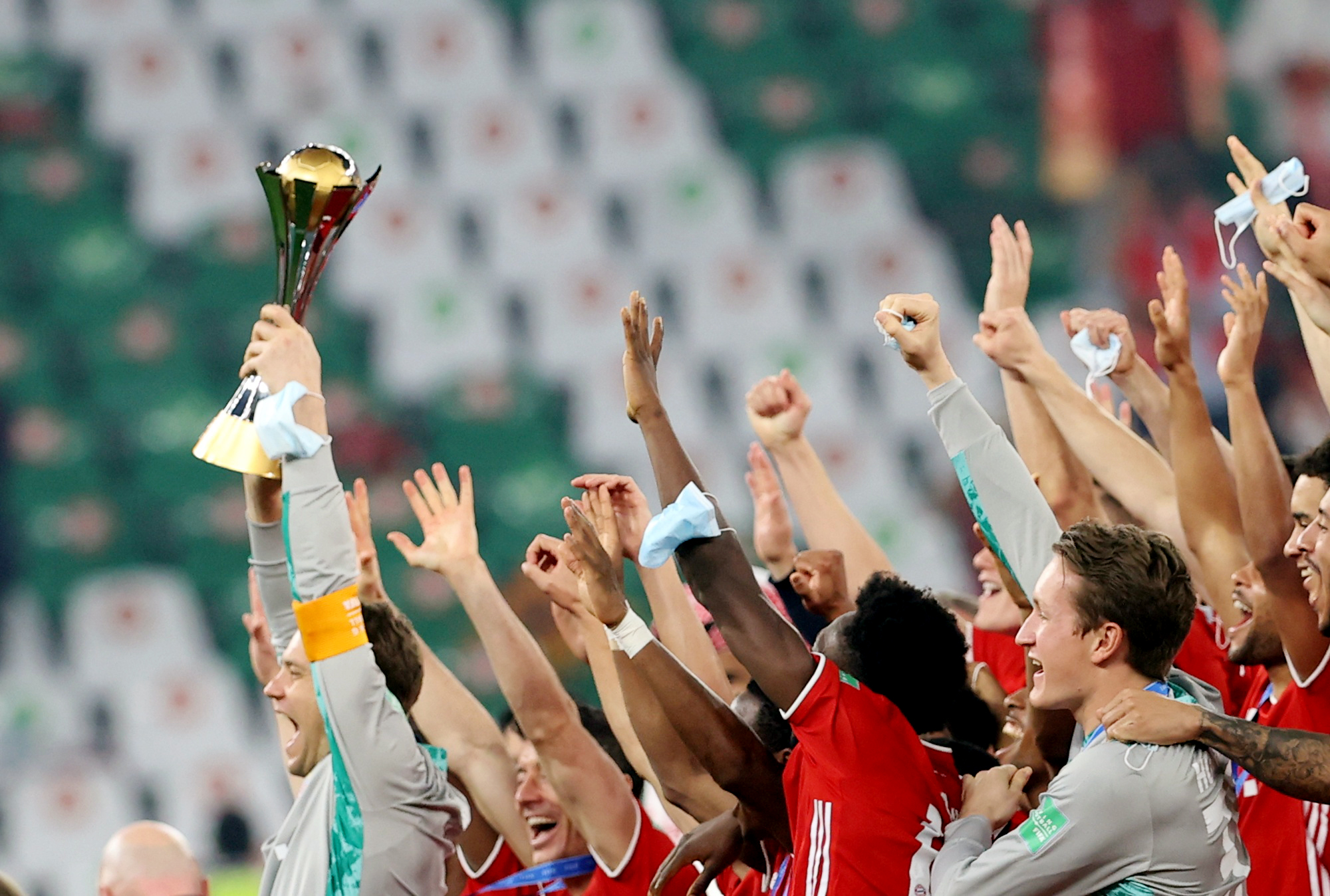 Bayern Múnich celebra con la Copa del Mundial de Clubes 2021.