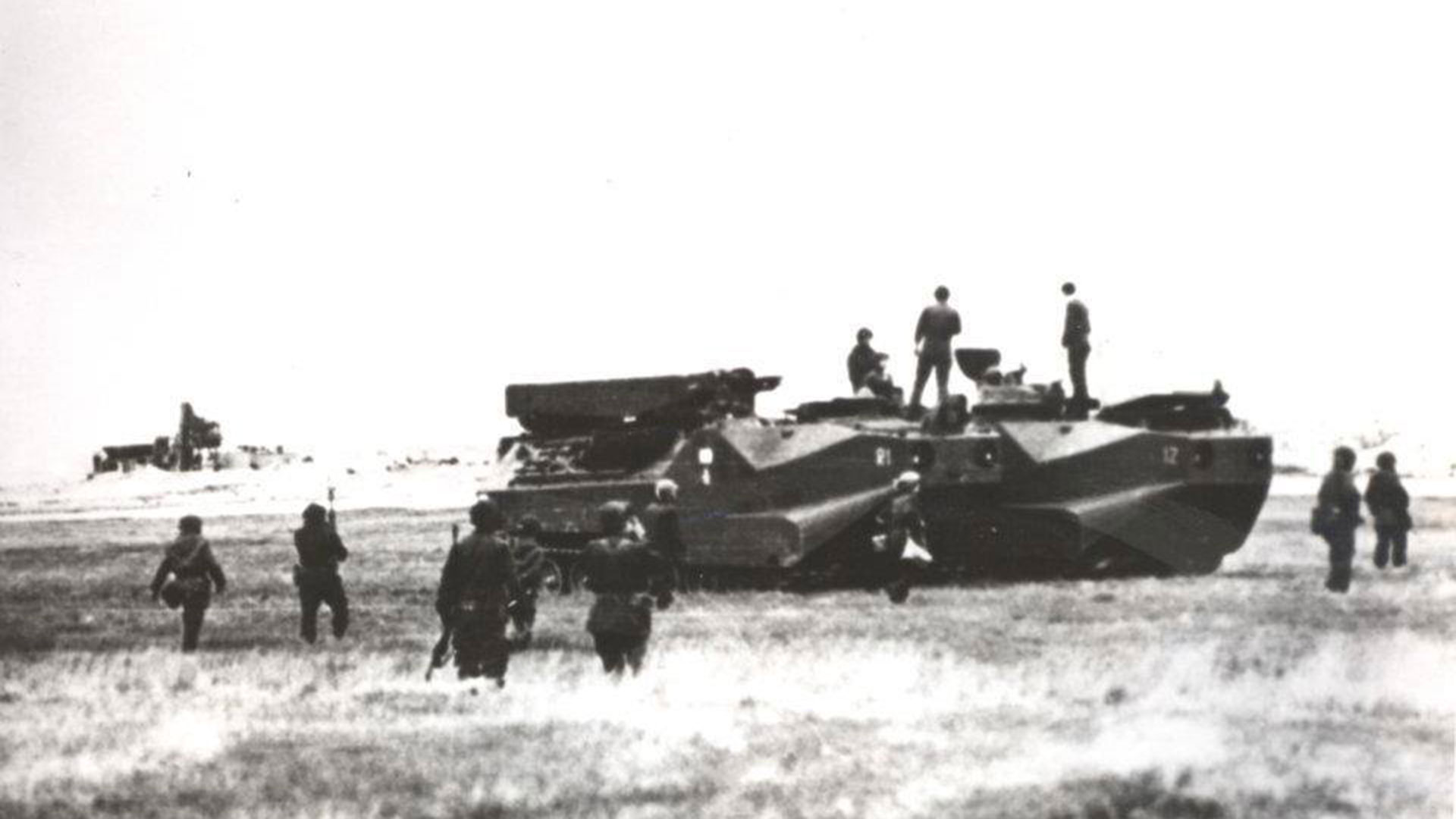 Vehículos anfibios y comandos en Puerto Argentino tras el desembarco del 2 de abril de 1982