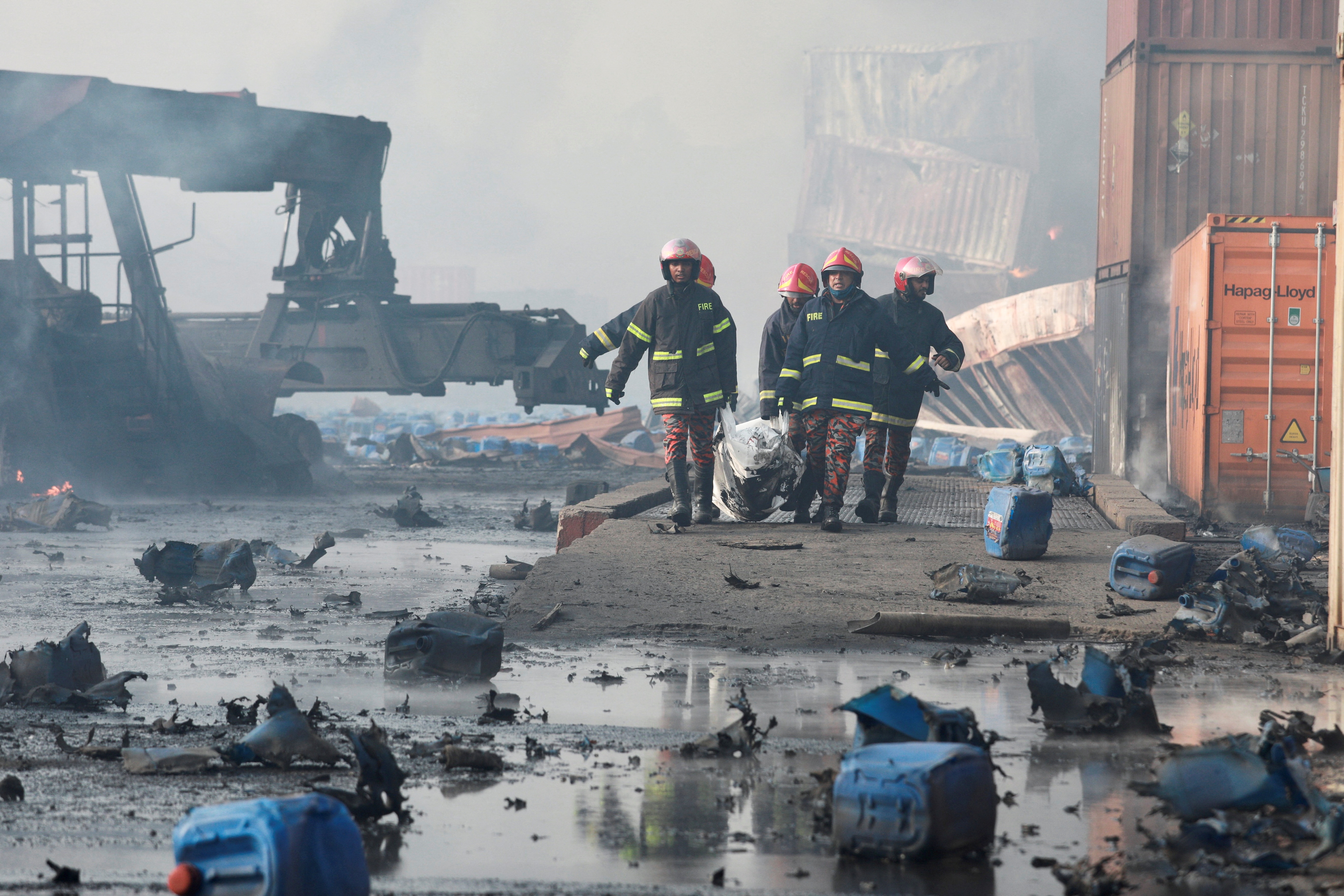 Entre los muertos había al menos cinco bomberos, según el general de brigada Main Uddin, director general del servicio de bomberos y defensa civil en Bangladesh. Otros 15 bomberos recibirán tratamiento por quemaduras, añadió. REUTERS/Stringer