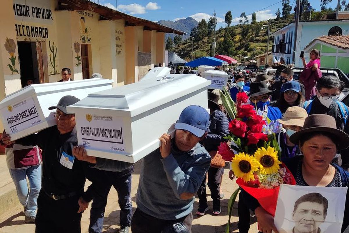 Accomarca: emotivo entierro de las víctimas del crimen en Ayacucho.