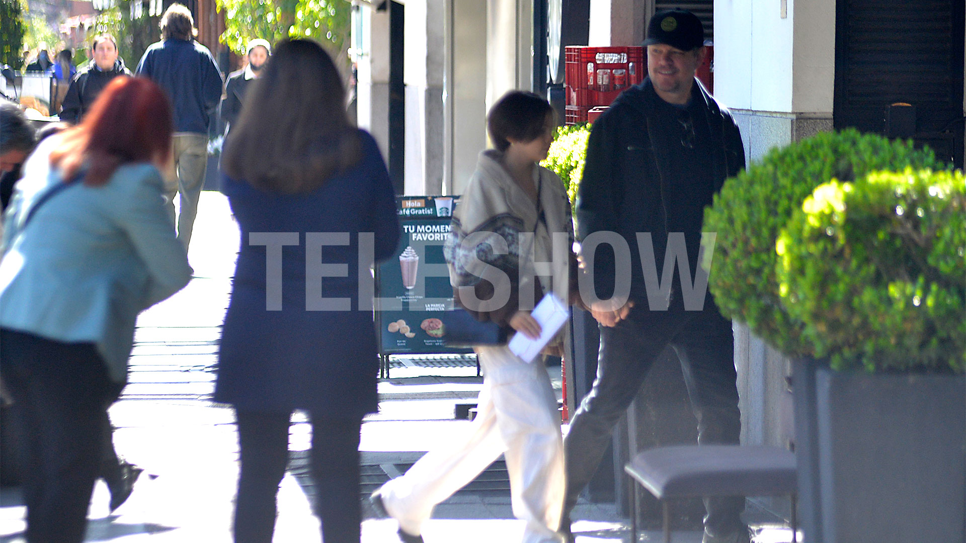 Matt Damon caminando junto a su hija menor, Stella (Crédito: RS Fotos)