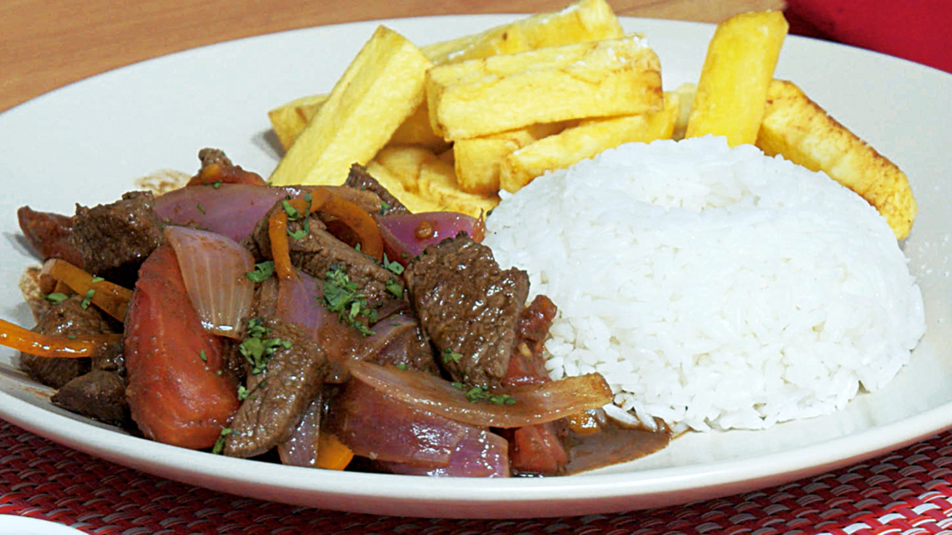 Lomo saltado, uno de los platos más populares en Perú.