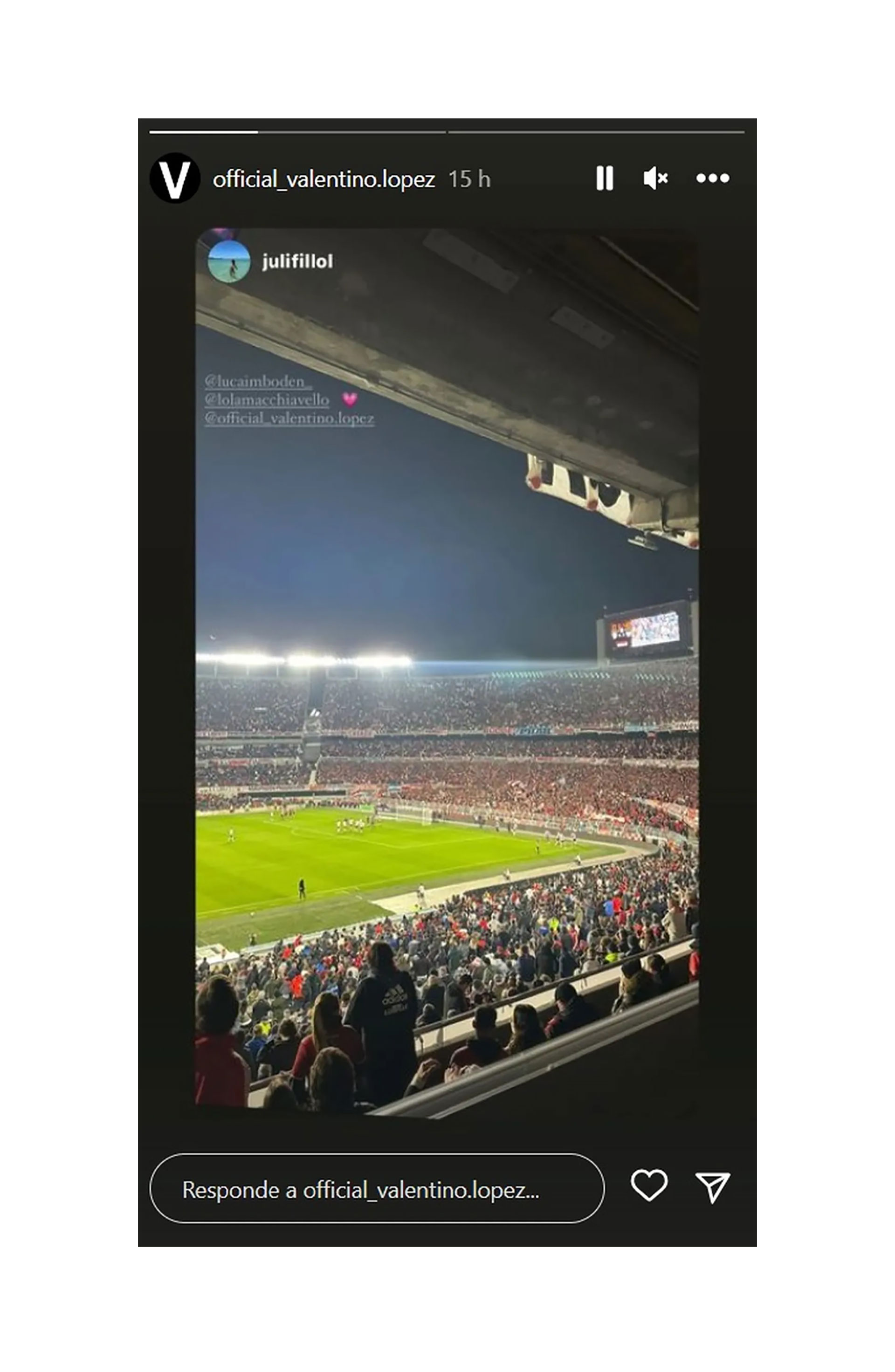 La imagen que la joven comparti&oacute; disfrutando del partido entre River e Instituto (Instagram)