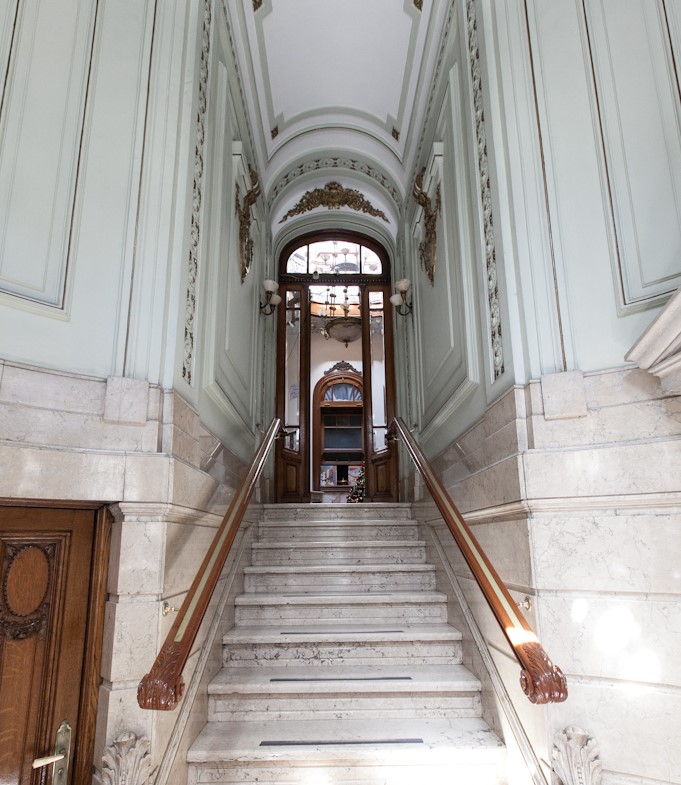 Una escalera señorial es el espacio para el ingreso al edificio