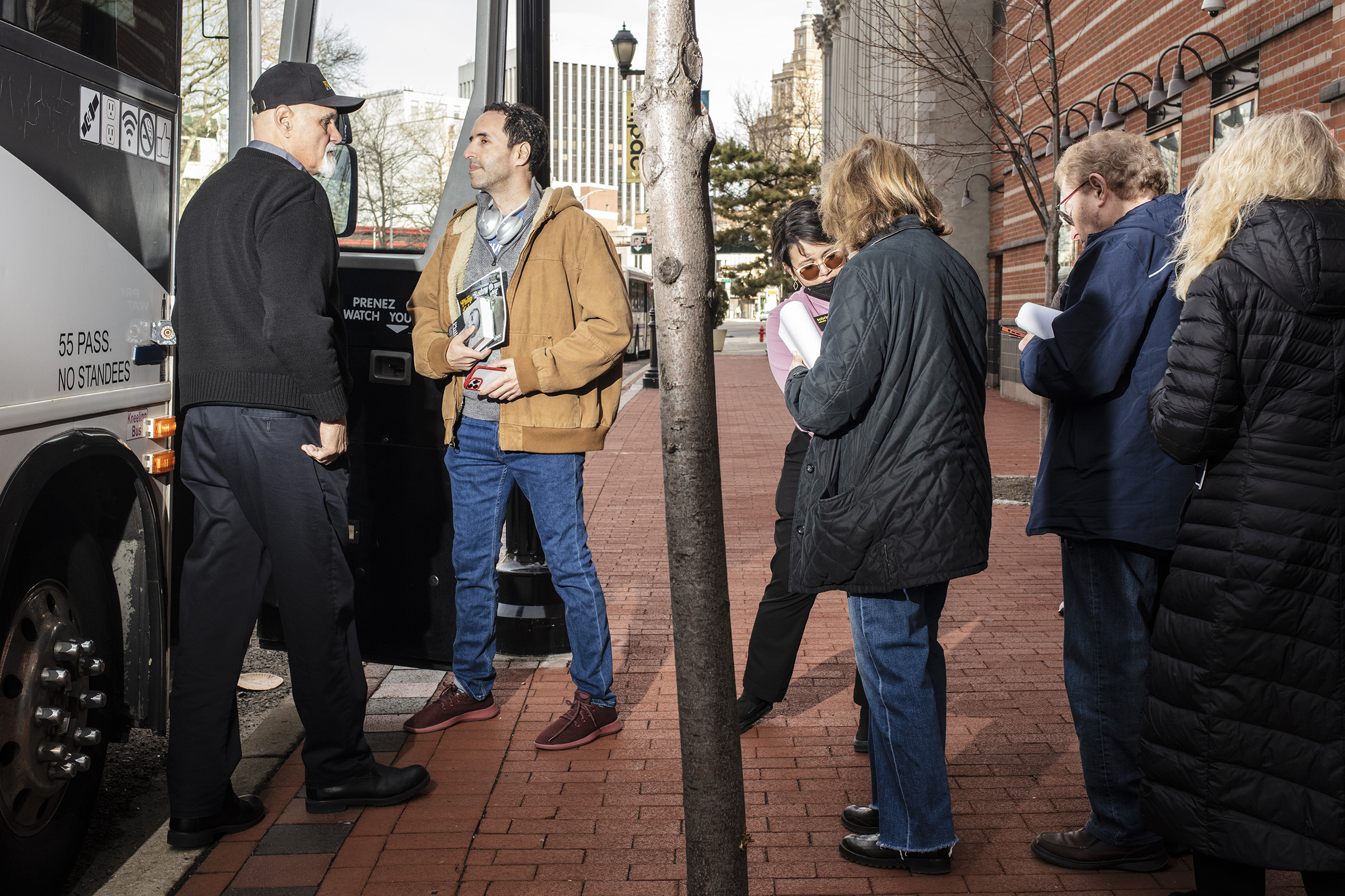 Los asistentes abordan un autobús para la gira de Philip Roth (The Washington Post by Bryan Anselm)