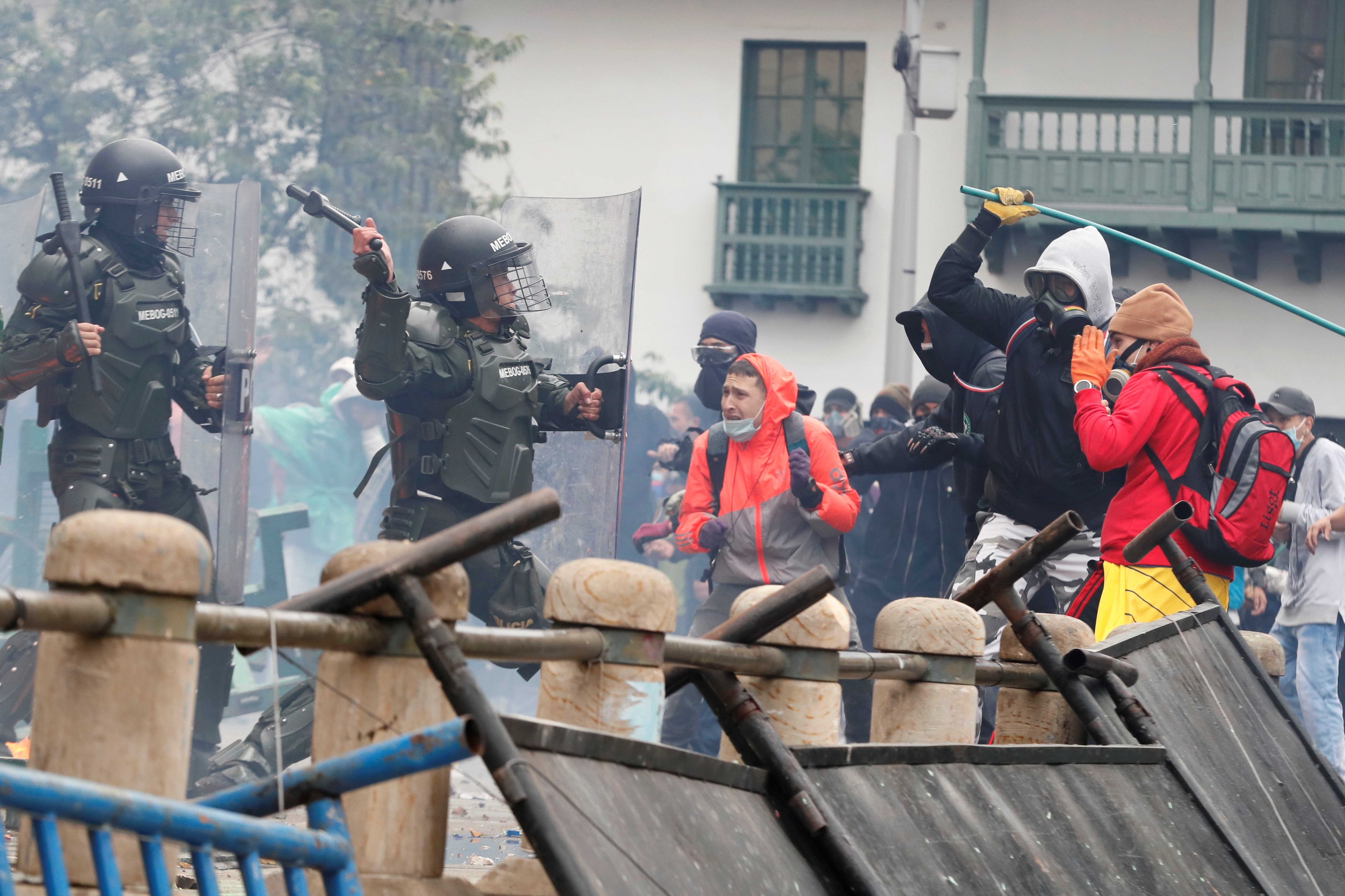 Fotografía tomada el pasado 28 de abril en la que se registró el enfrentamiento entre manifestantes y agentes de Policía de Colombia en Bogotá (EFE/Carlos Ortega/Archivo)