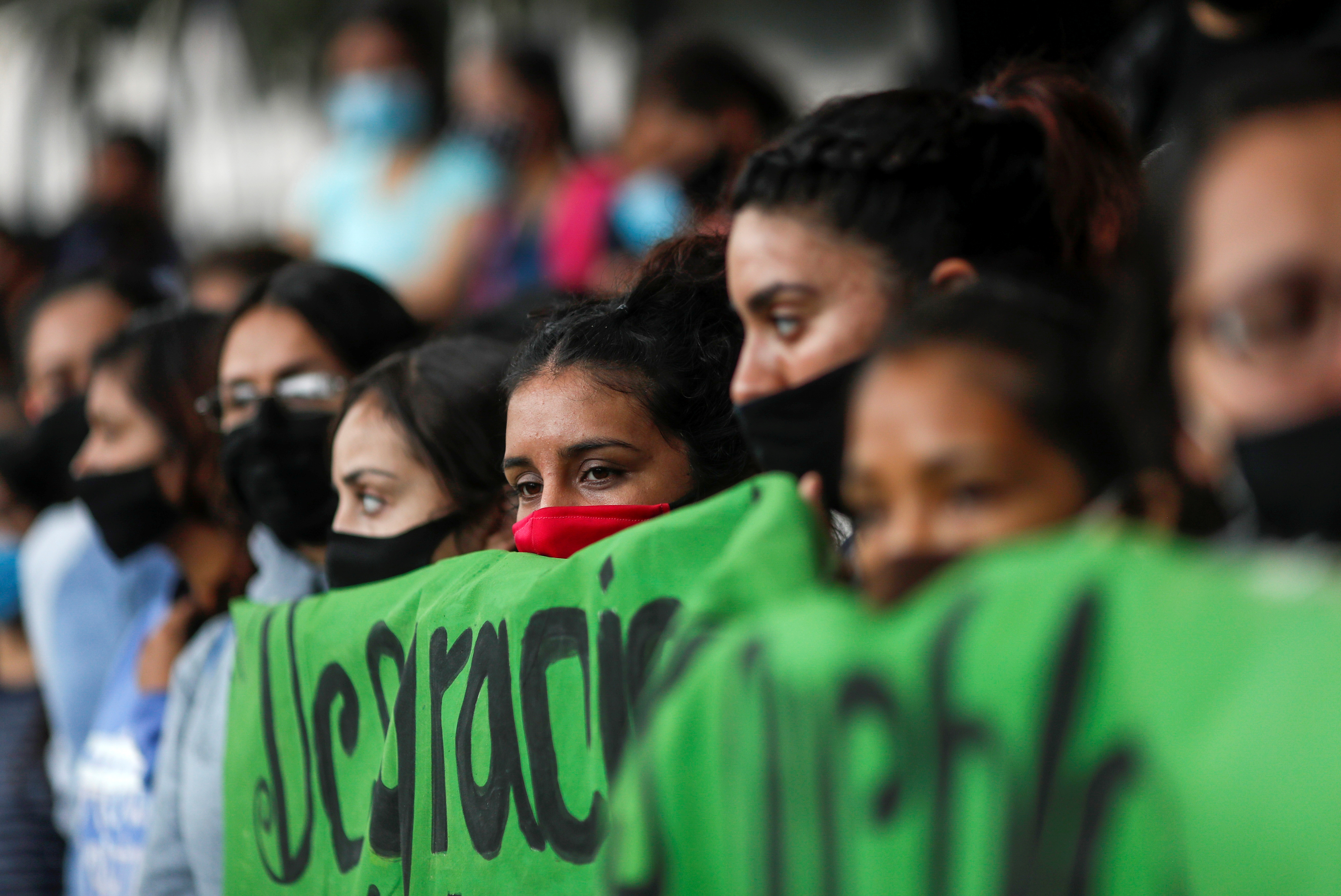 Estudiantes de la Escuela Normal Rural de Ayotzinapa sostienen carteles durante una protesta frente a la Fiscalía General antes del sexto aniversario de la desaparición de 43 estudiantes, en la Ciudad de México, México, 25 de septiembre de 2020.