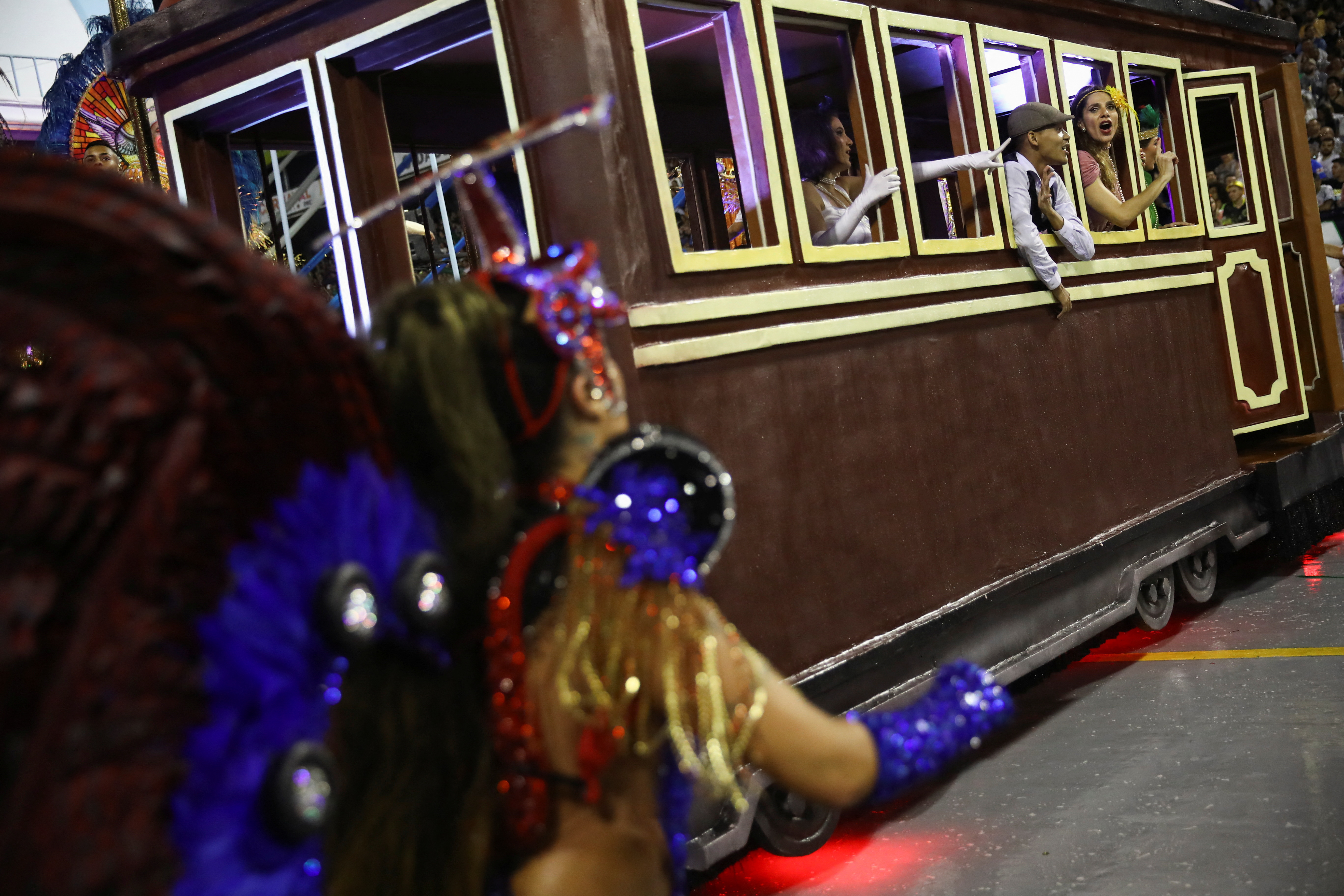 Un grupo de juerguistas de la escuela Unidos de Vila Maria actúan durante la primera noche del desfile de Carnaval en el Sambódromo Anhembi en Sao Paulo, Brasil 18 de febrero 2023. REUTERS/Carla Carniel