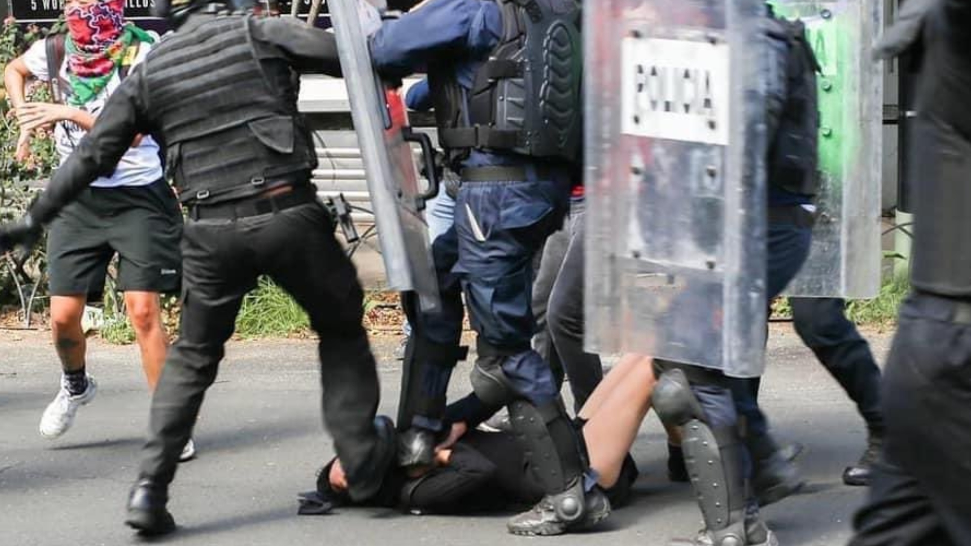 Policías golpean a menor de edad en la CDMX (Foto: Twitter @AlesitaNaty)