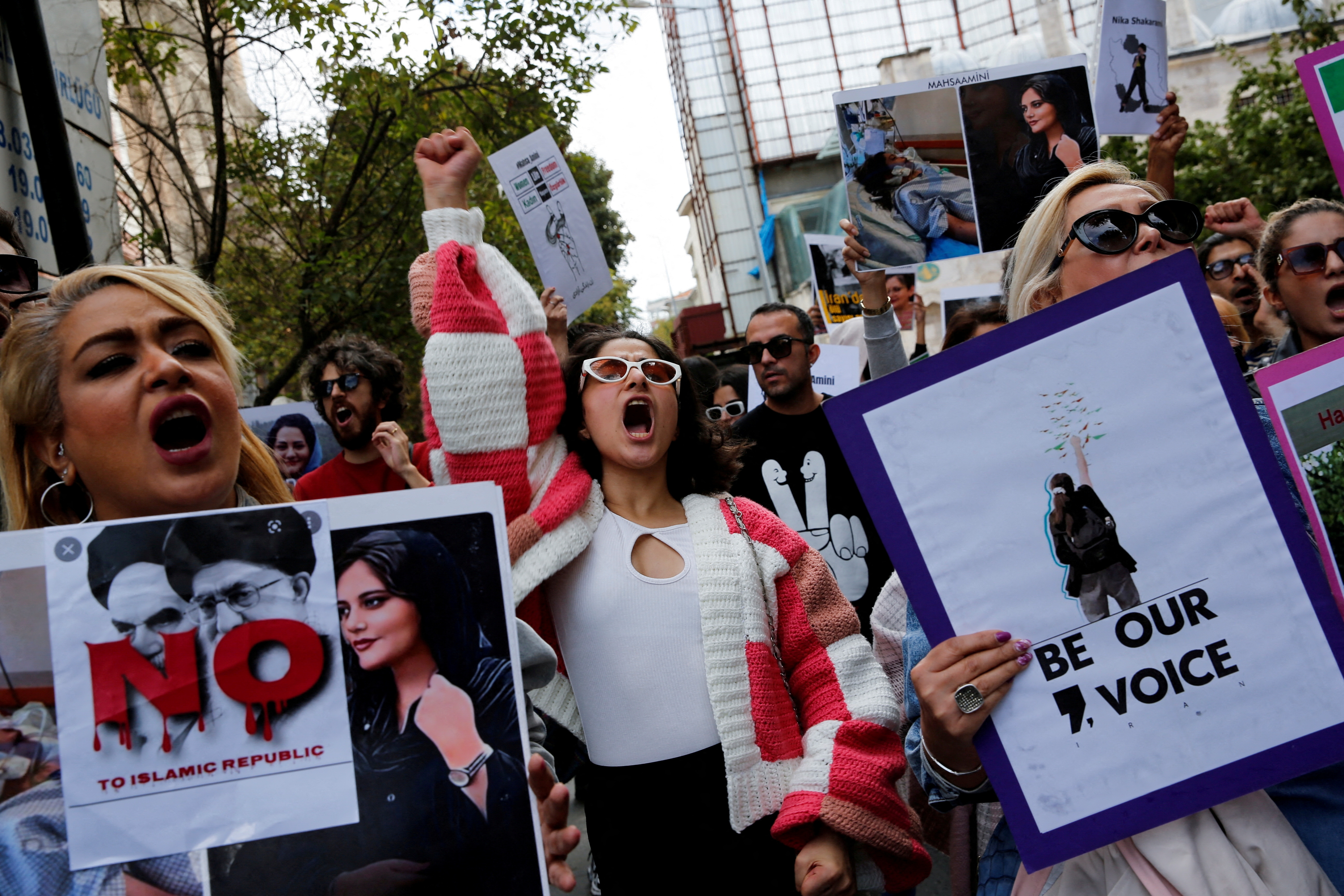 Protesta contra la muerte de Mahsa Amini en Estambul, Turquía (REUTERS/Dilara Senkaya)