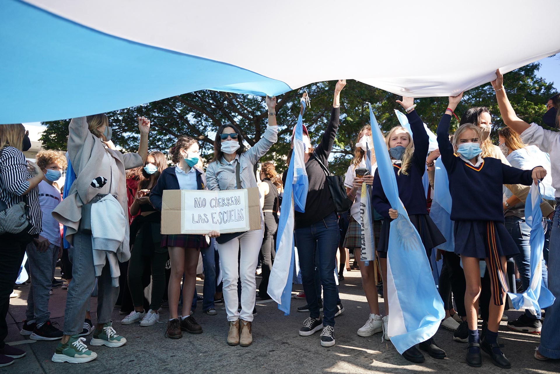 Mientras que los chicos asistieron con carteles, los padres lo hicieron con banderas argentinas: todos piden por la vuelta a la presencialidad
