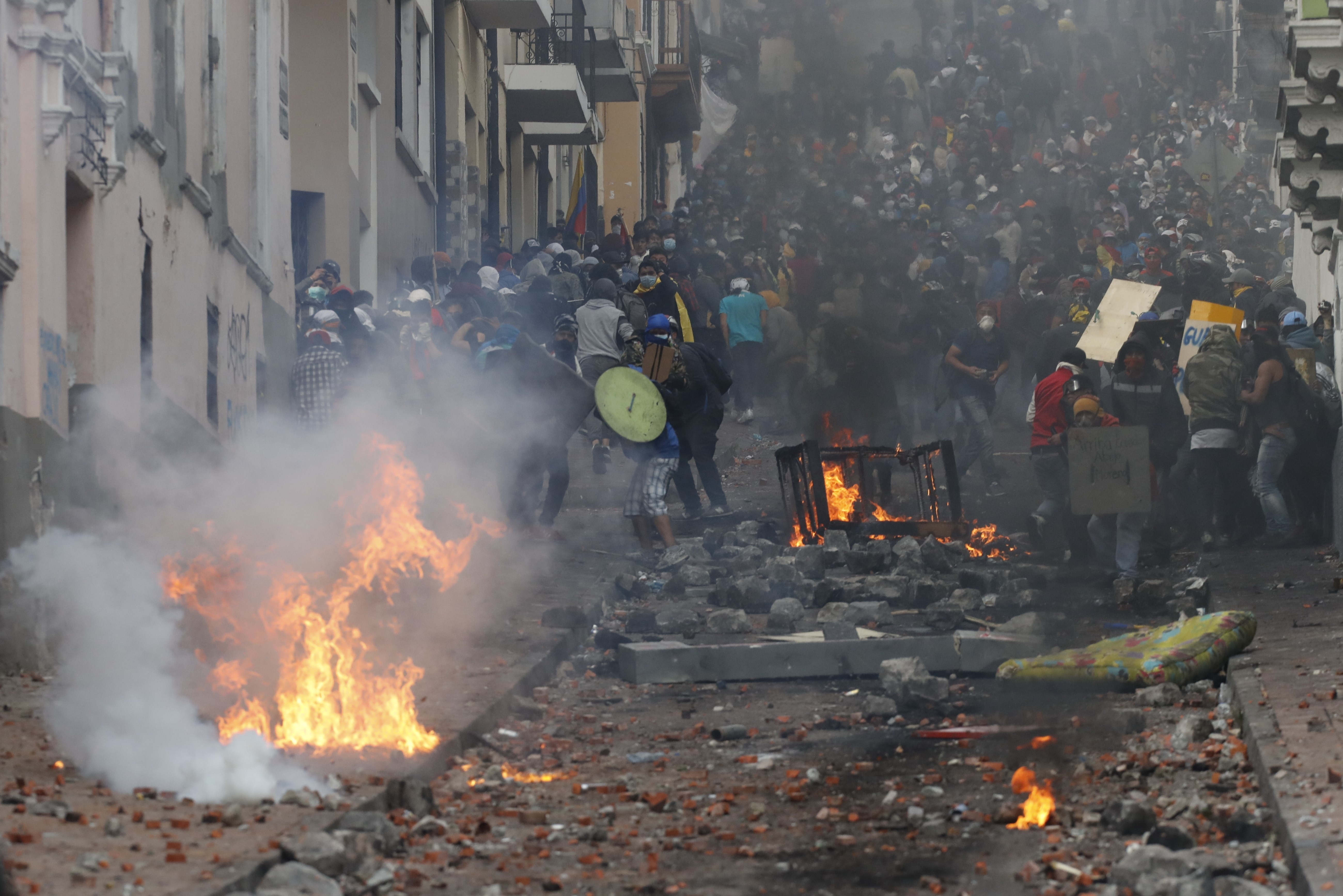 Cientos de personas se manifiestan contra las políticas adoptadas por el Gobierno del entonces presidente Lenin Moreno, el 9 de octubre del 2019, en el centro de Quito (Foto: EFE)