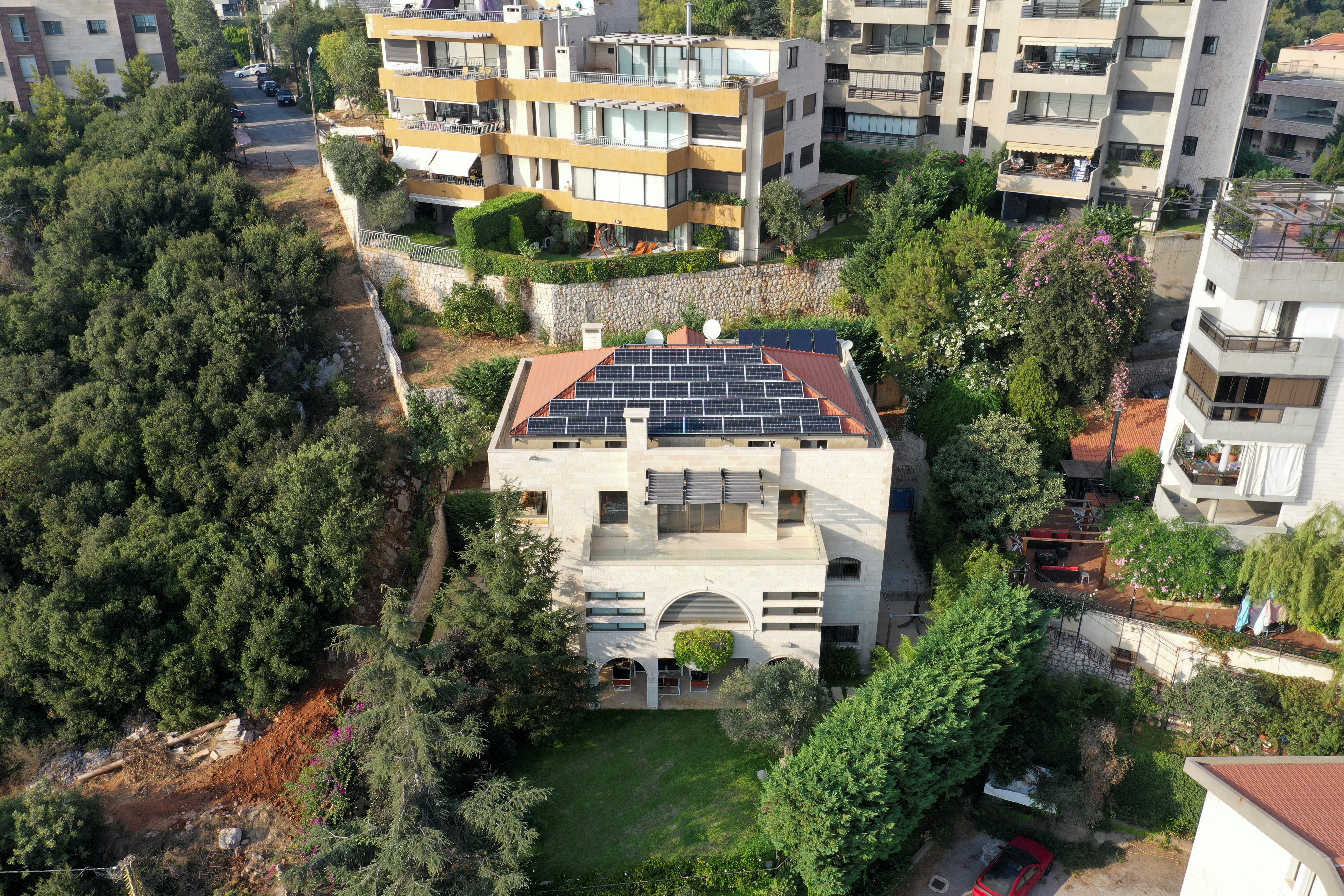 Un edificio en Sehayleh. En los últimos dos años han aparecido paneles solares por todo el país (REUTERS/Imad Creidi)