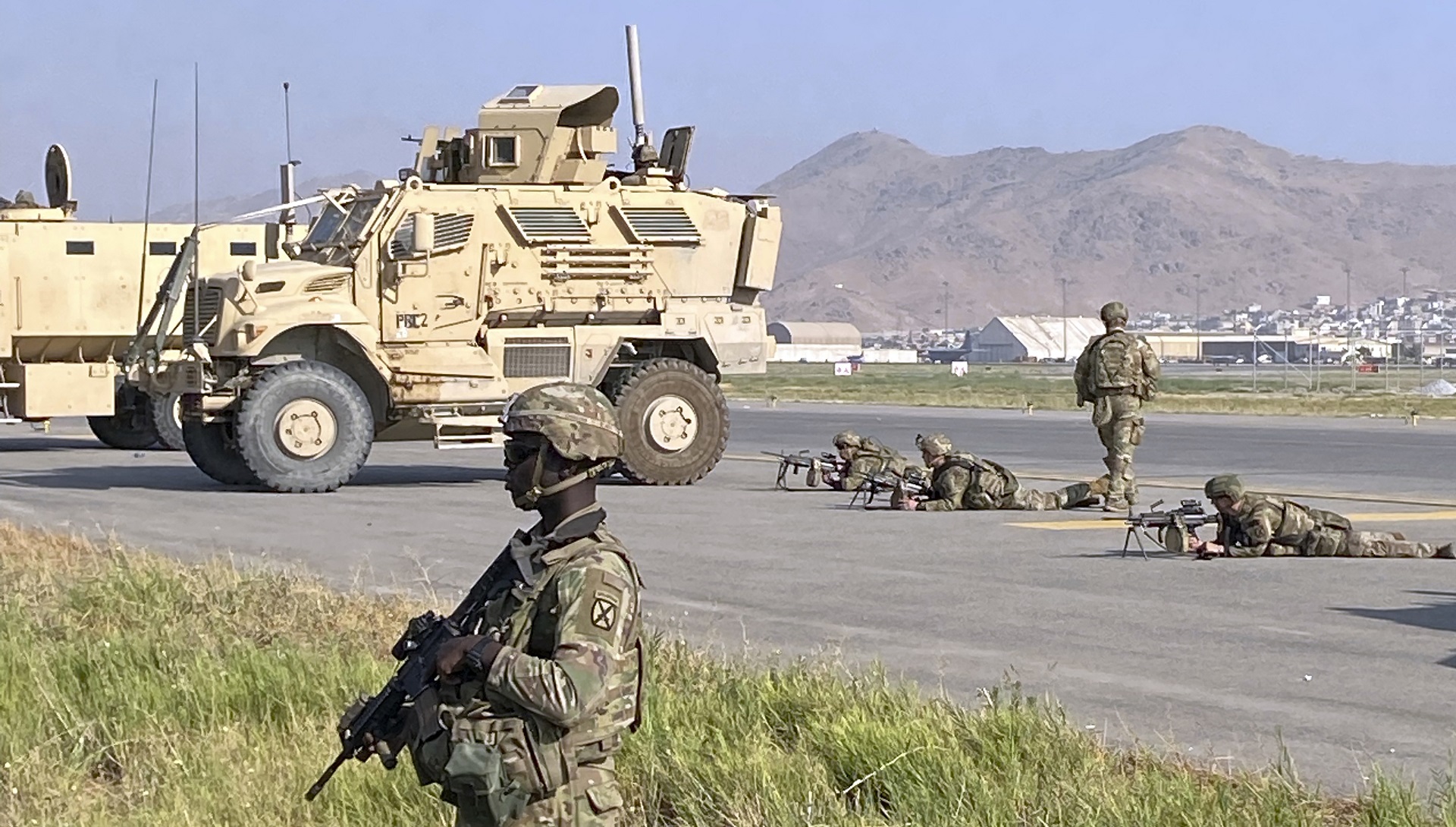 Estados Unidos controla el aeropuerto de Kabul, pero los talibanes bloquean  las inmediaciones y no permiten el paso de civiles - Infobae
