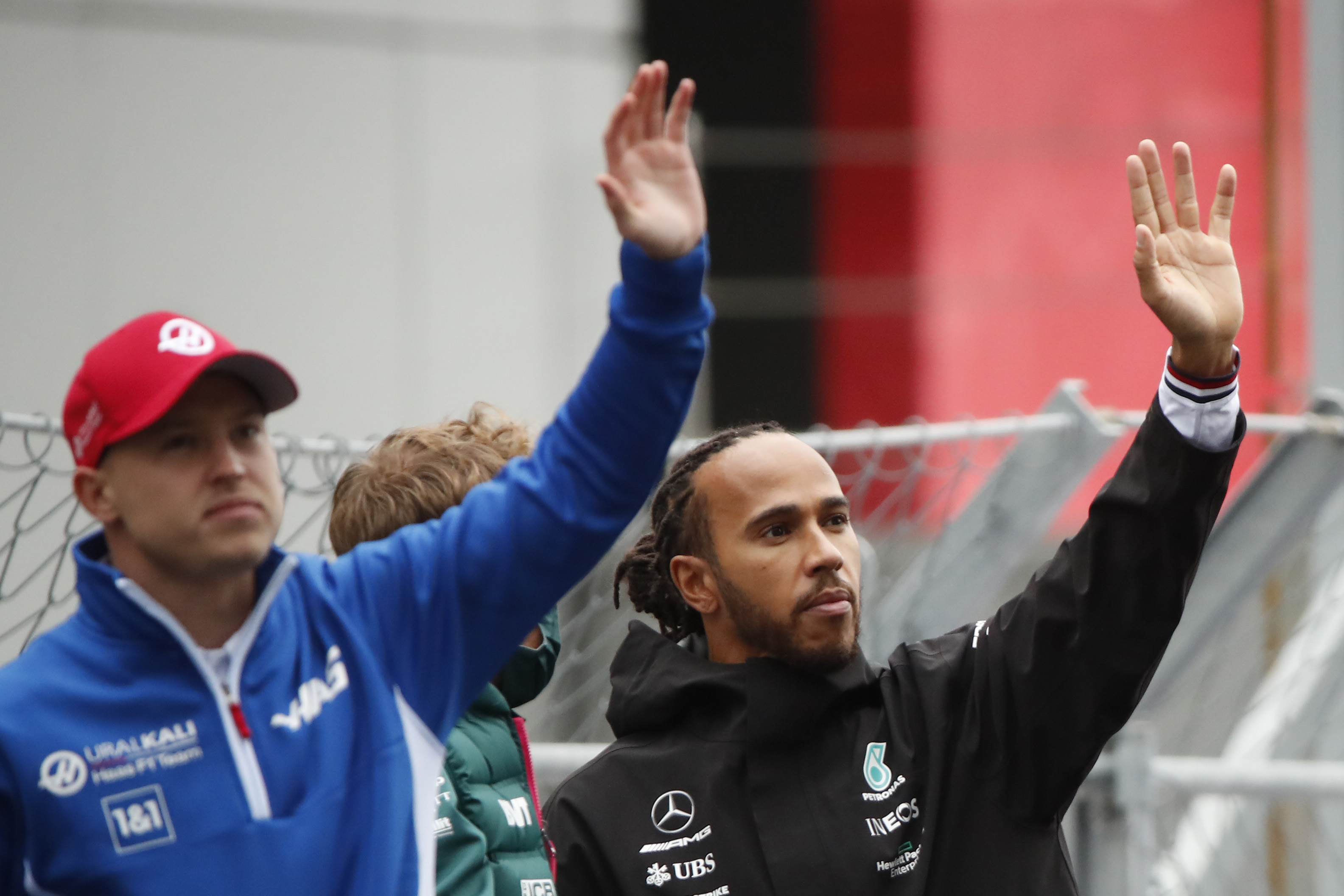 Nikita Mazepin junto a Lewis Hamilton saludando al público ruso en el Gran Premio de 2021 (REUTERS/Maxim Shemetov)