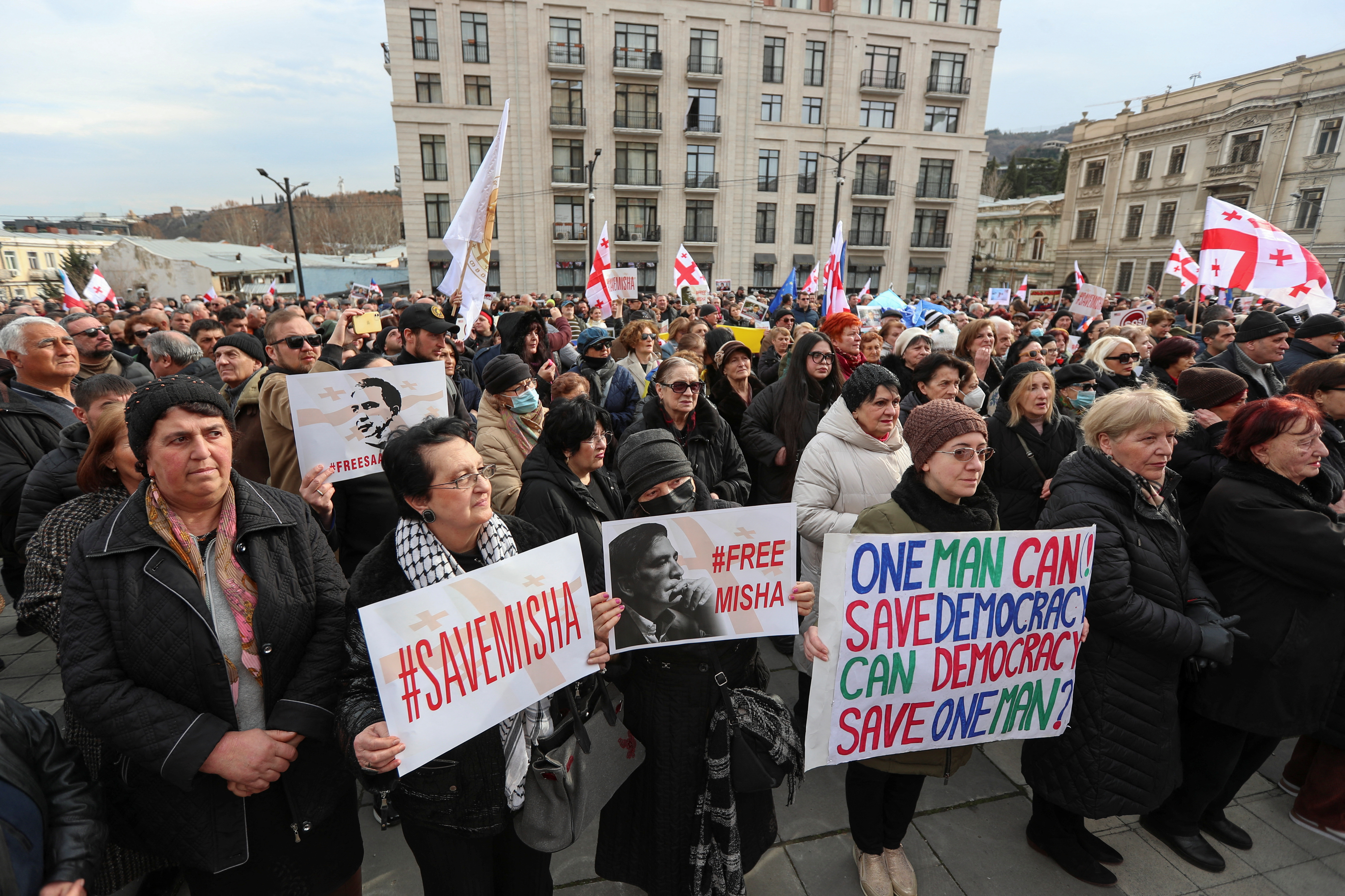 Miles de georgianos exigen frente a la sede de Gobierno, en el centro de Tbilisi, que el ex presidente Saakashvili sea trasladado al extranjero para ser atendido (REUTERS/Irakli Gedenidze)